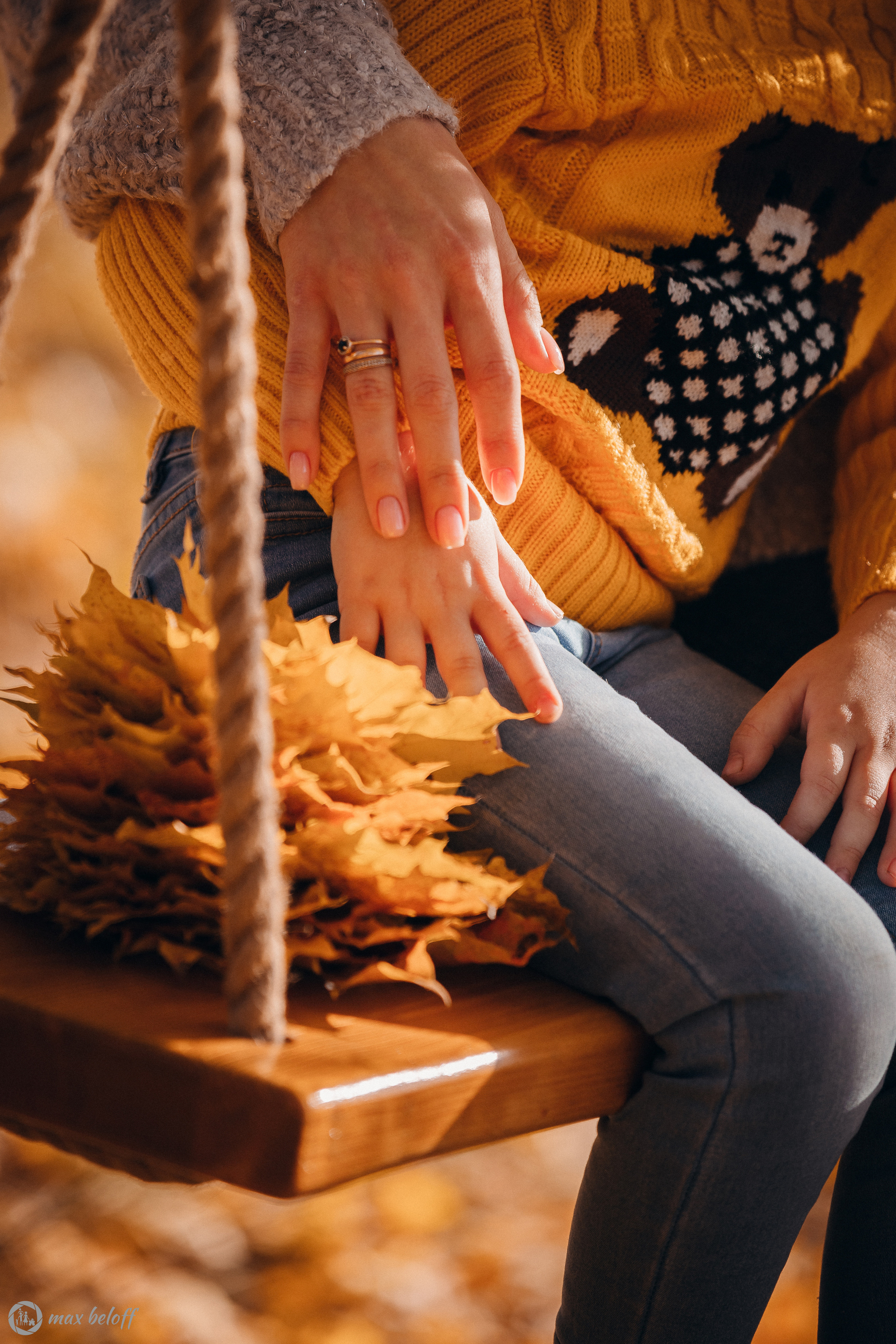 Осенние качели Светлана и Ксения. Семейный фотограф — Макс Белогрудов