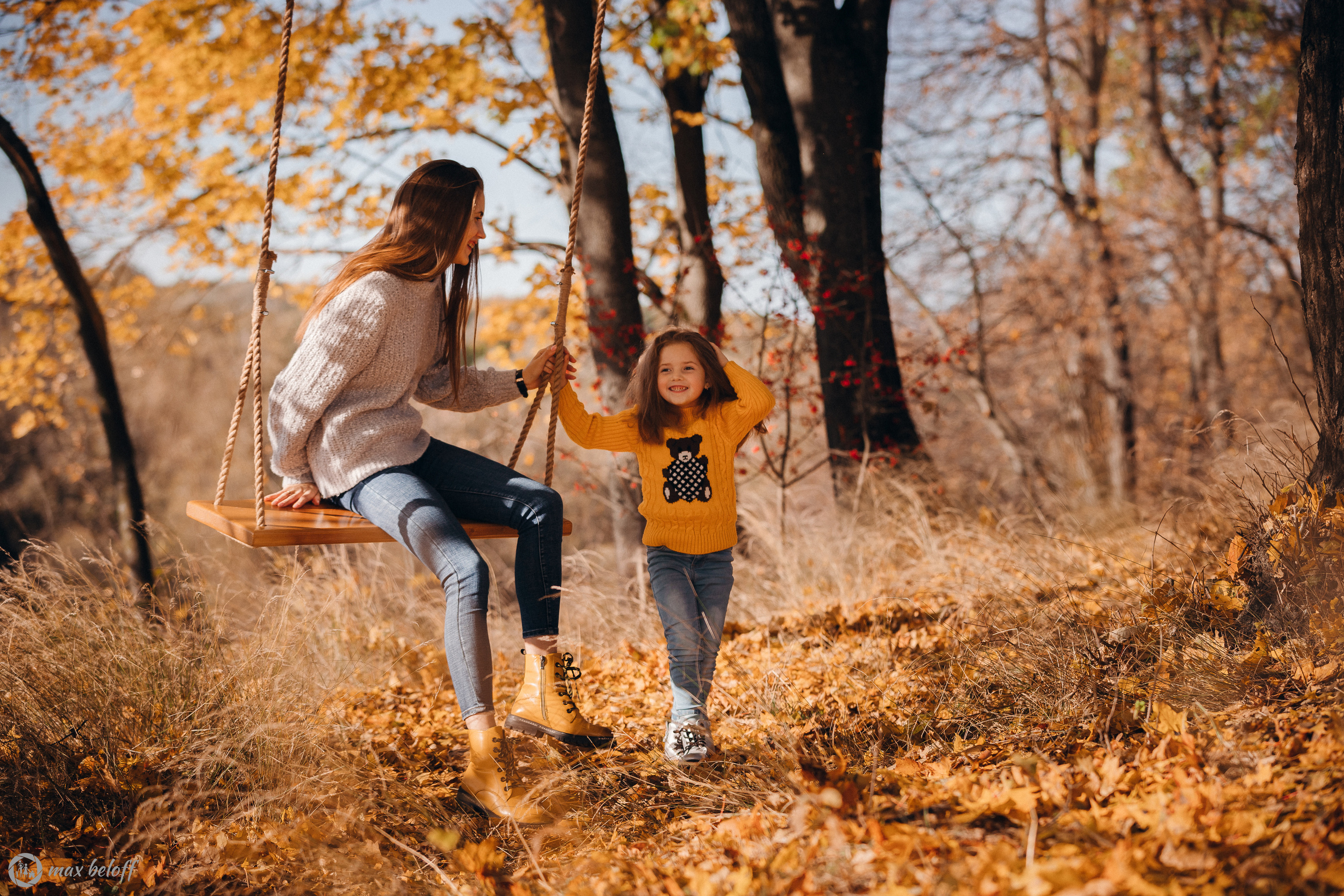 Осенние качели Светлана и Ксения. Семейный фотограф — Макс Белогрудов