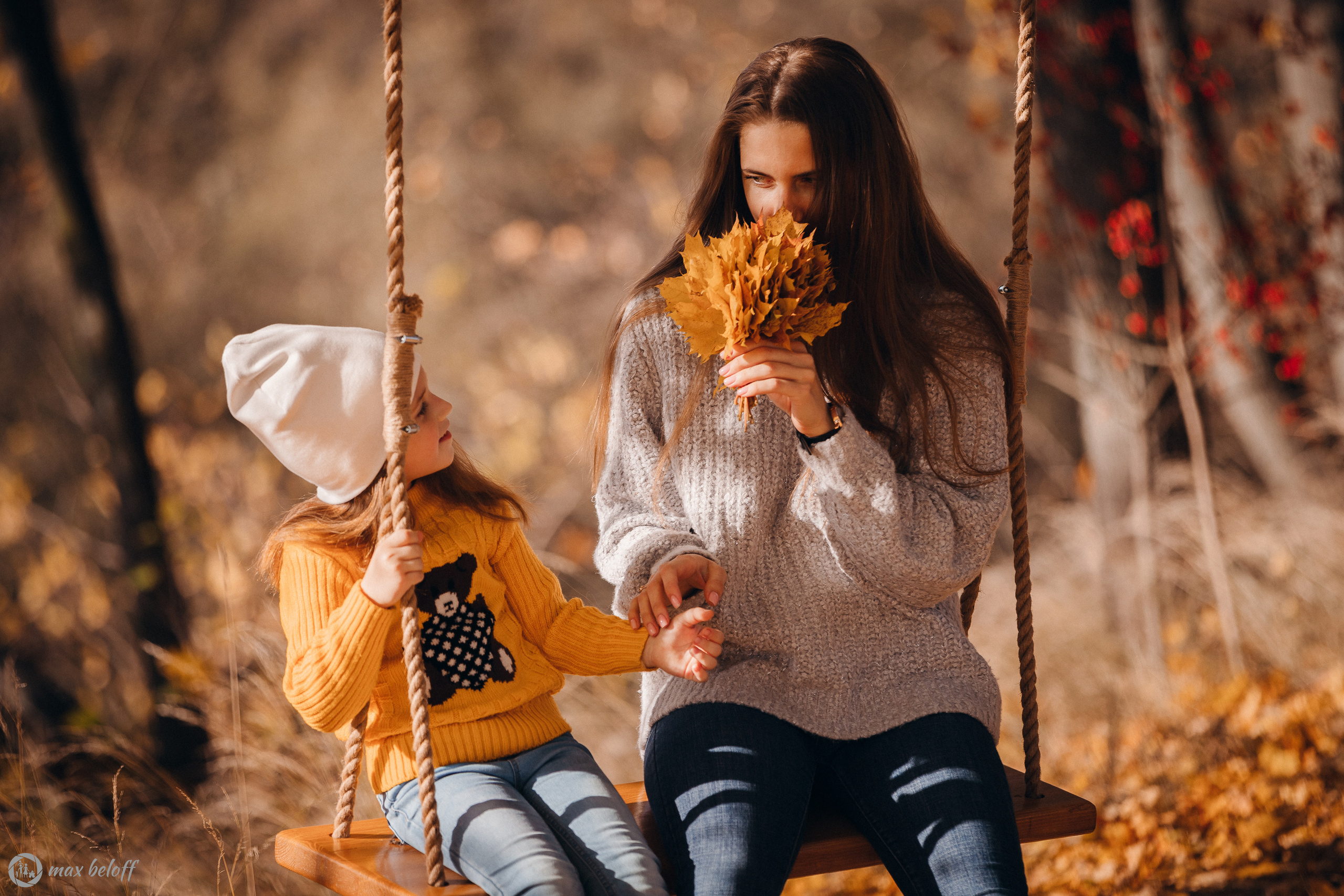 Осенние качели Светлана и Ксения. Семейный фотограф — Макс Белогрудов