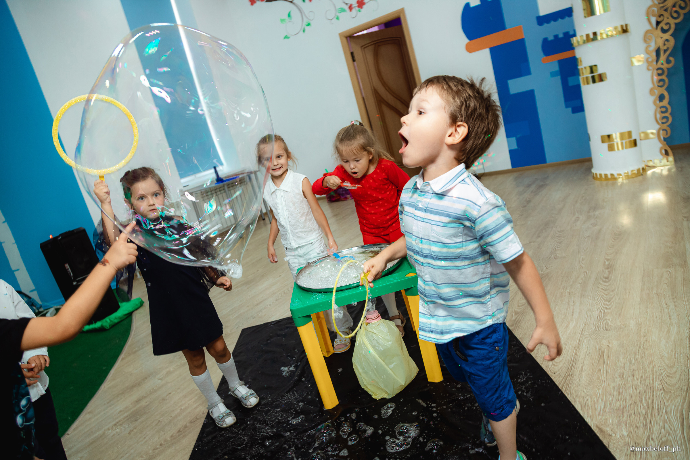 День рождения в детском центре Волшебная страна. Семейный фотограф — Макс Белогрудов