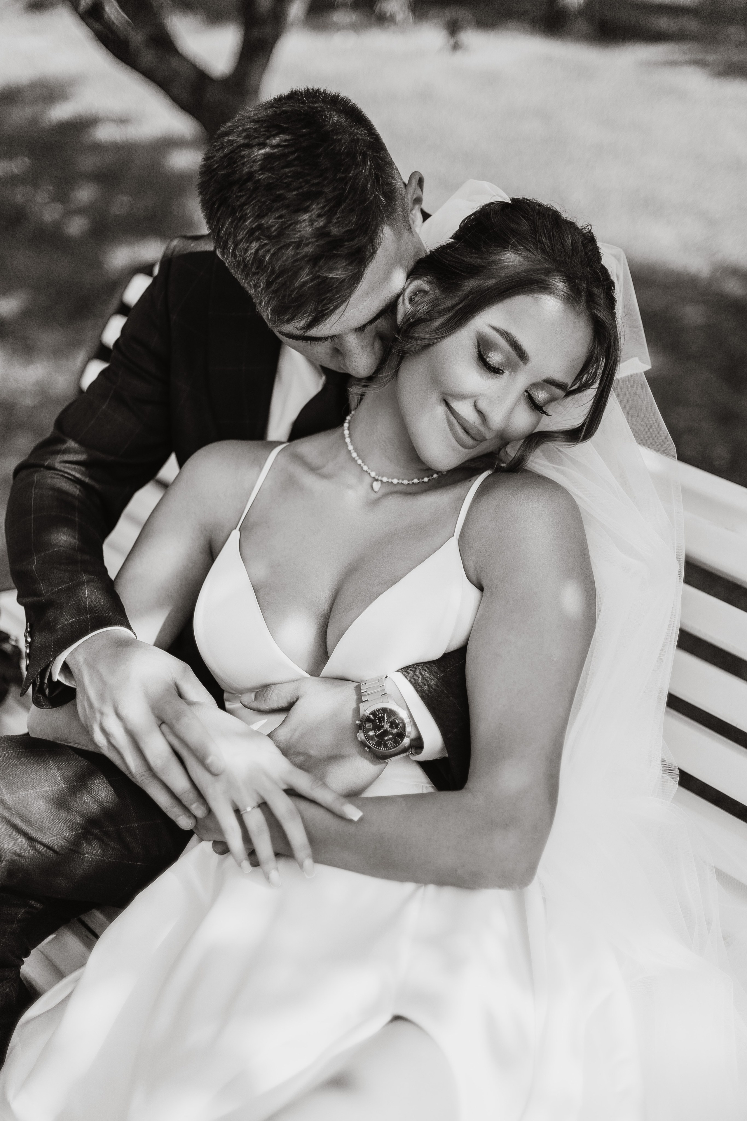 свадебные позы на скамейке у Дворца Земледельцев в Казани