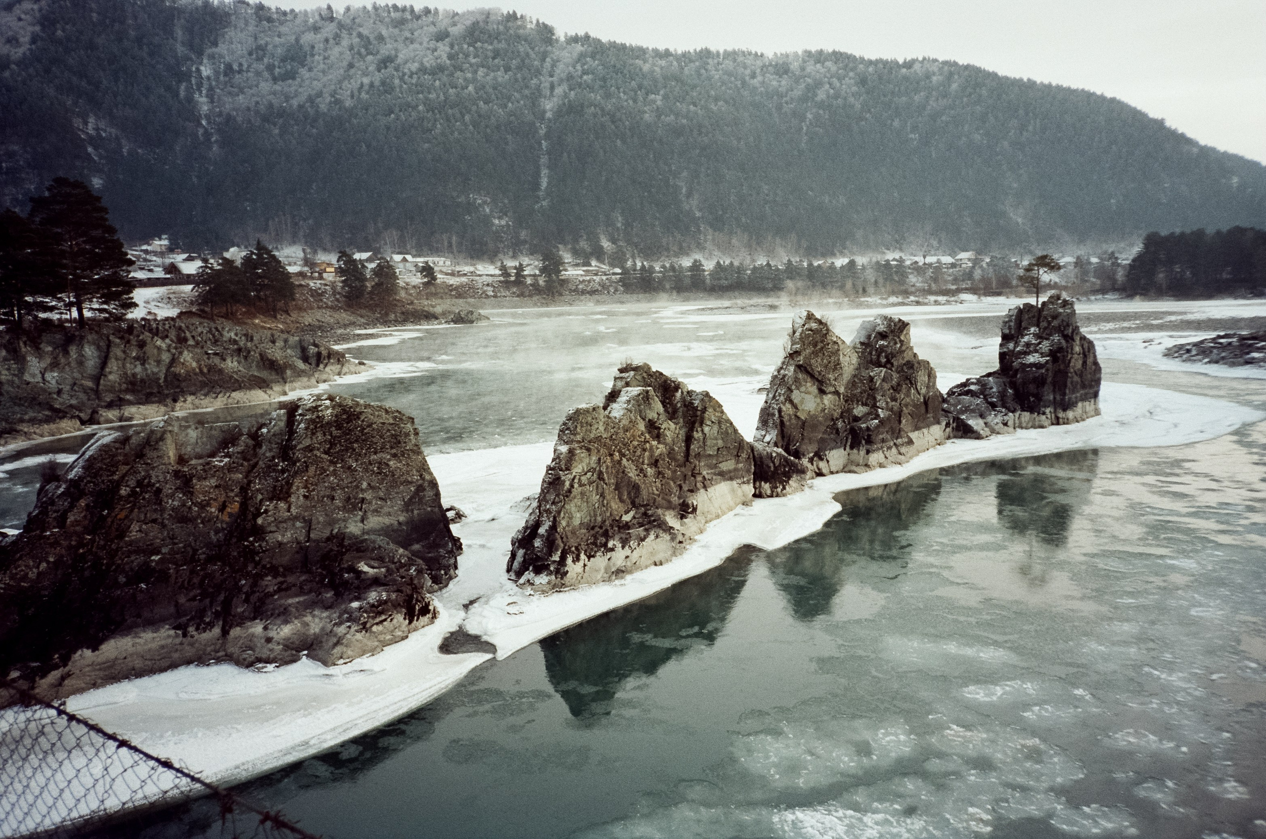 Мост над скалами Зубы Дракона. Зимняя Катунь. Фотограф-документалист Мария Осокина