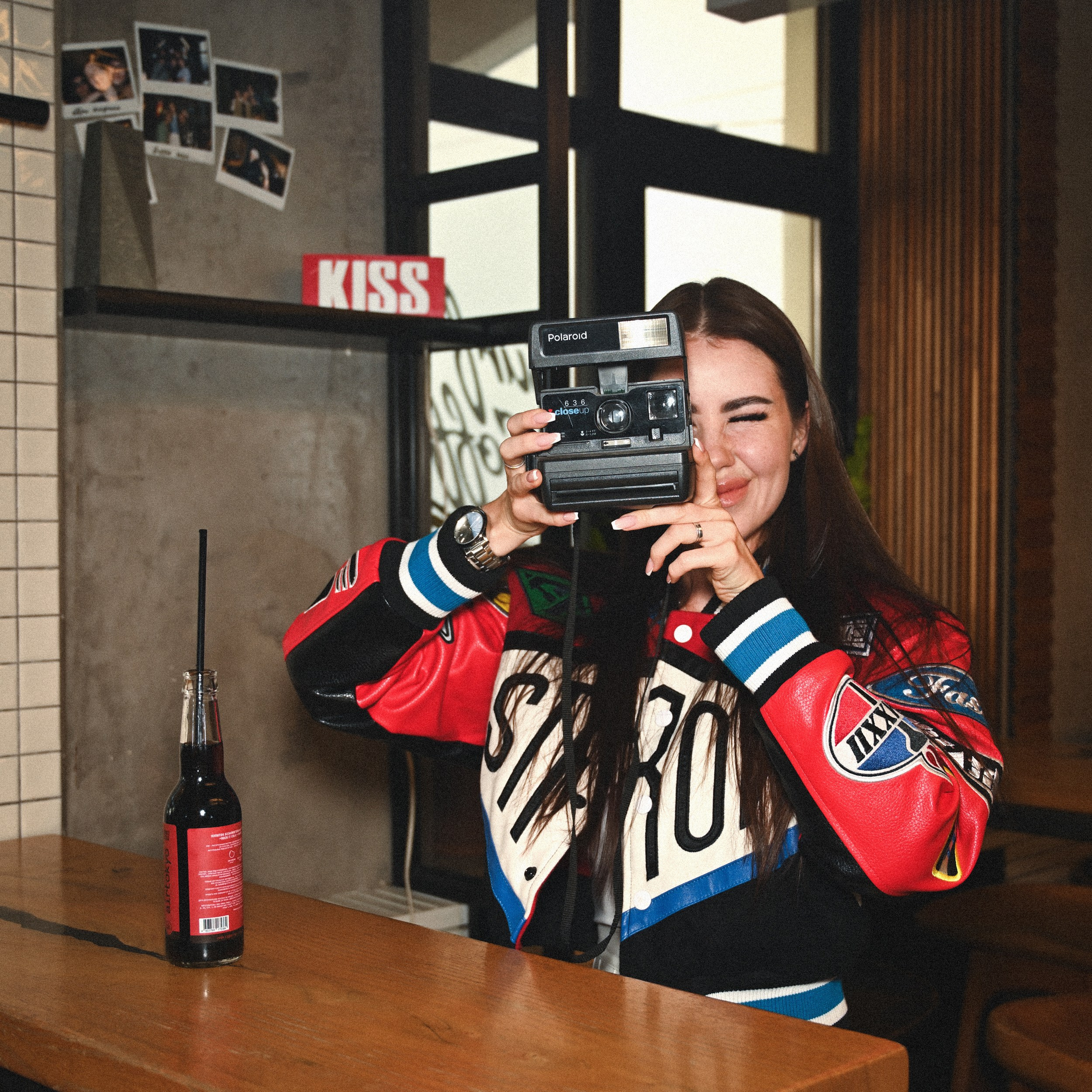 Модная съемка в кофейне Surf Coffee с творческим интерьером