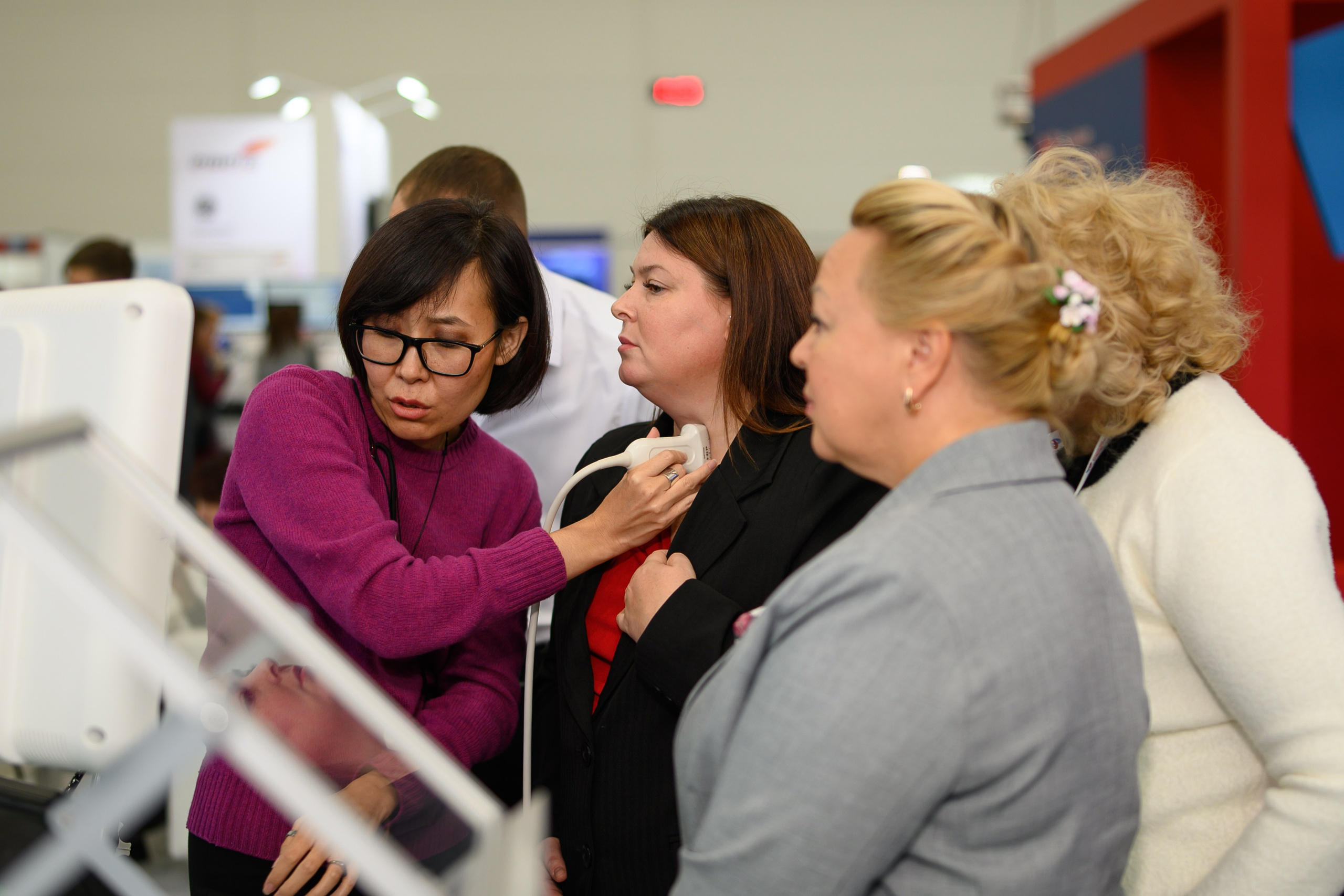 Репортажный фотограф из Казани снимает деловую коммуникацию участников конгресса кардиологов.