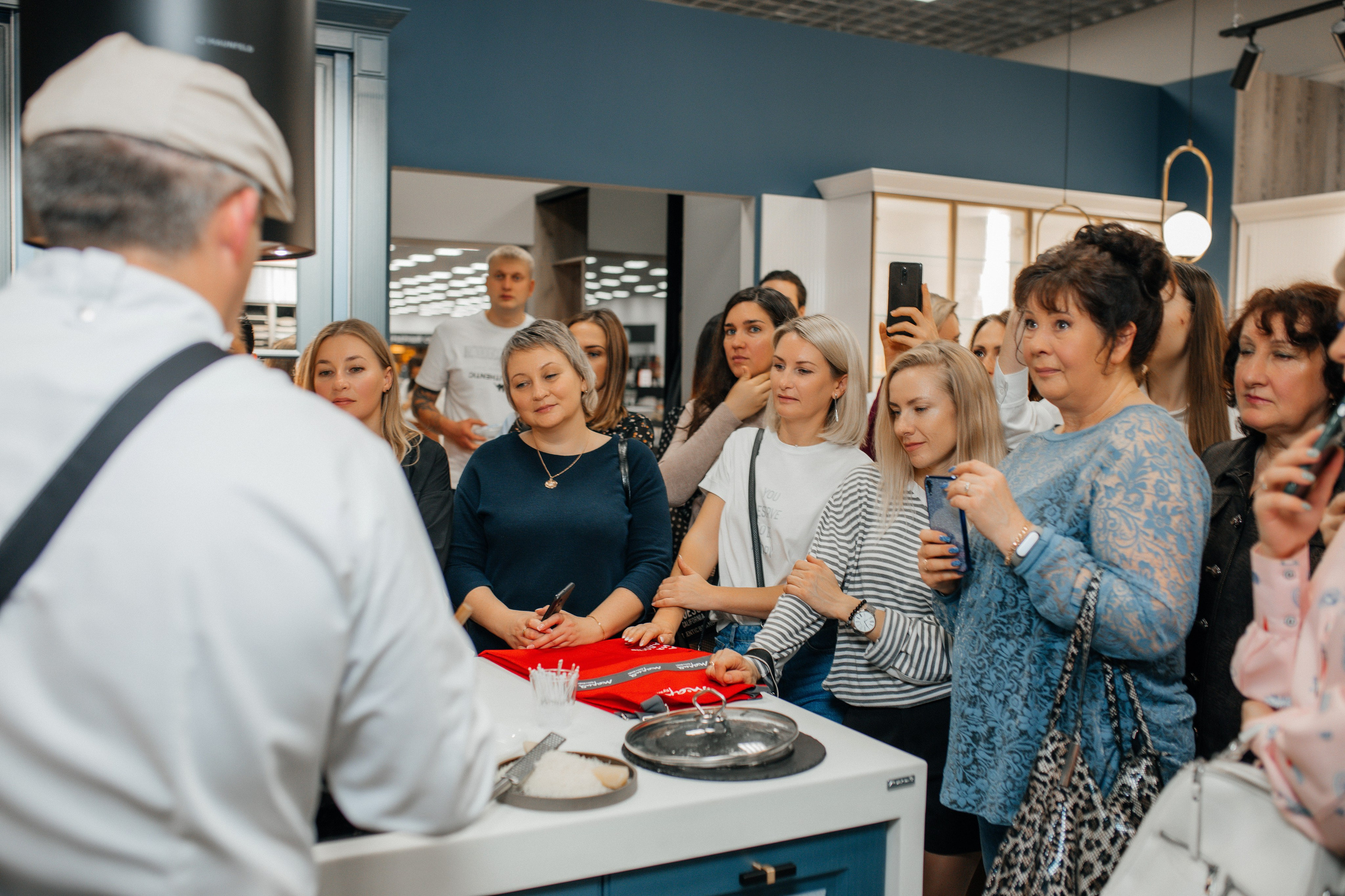 ОТКРЫТИЕ САЛОНА МЕБЕЛИ «МАРИЯ». Фотограф Аркадий Самошкин