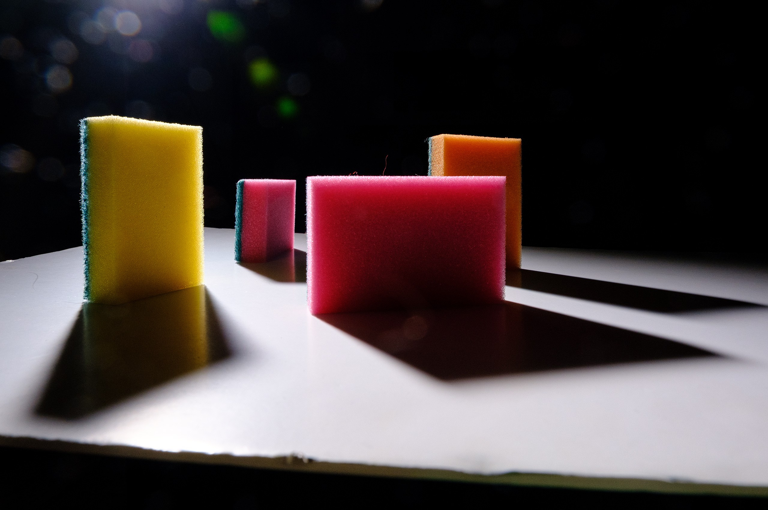 Натюрморт с губками для мытья посуды  в контровом свете.