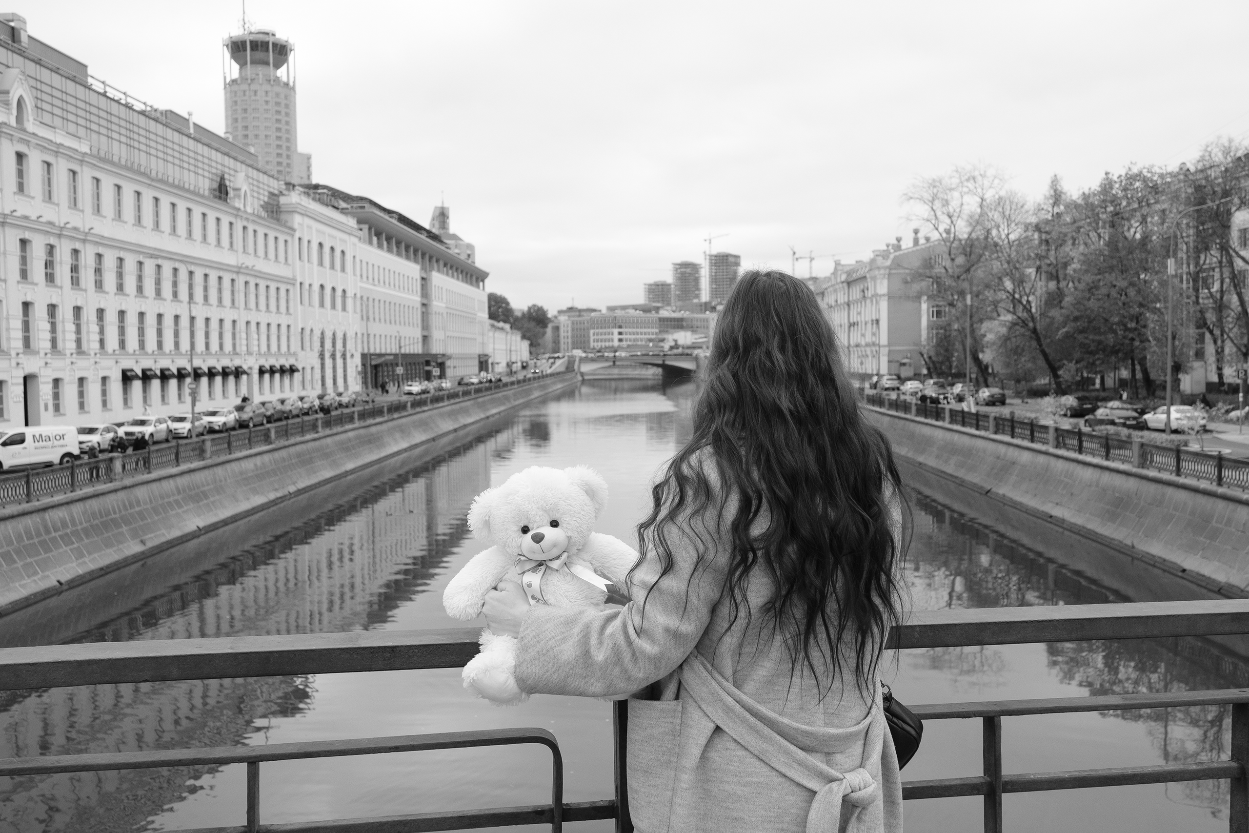 Фотопрогулка с плюшевым мишкой на мосту обводного канала.