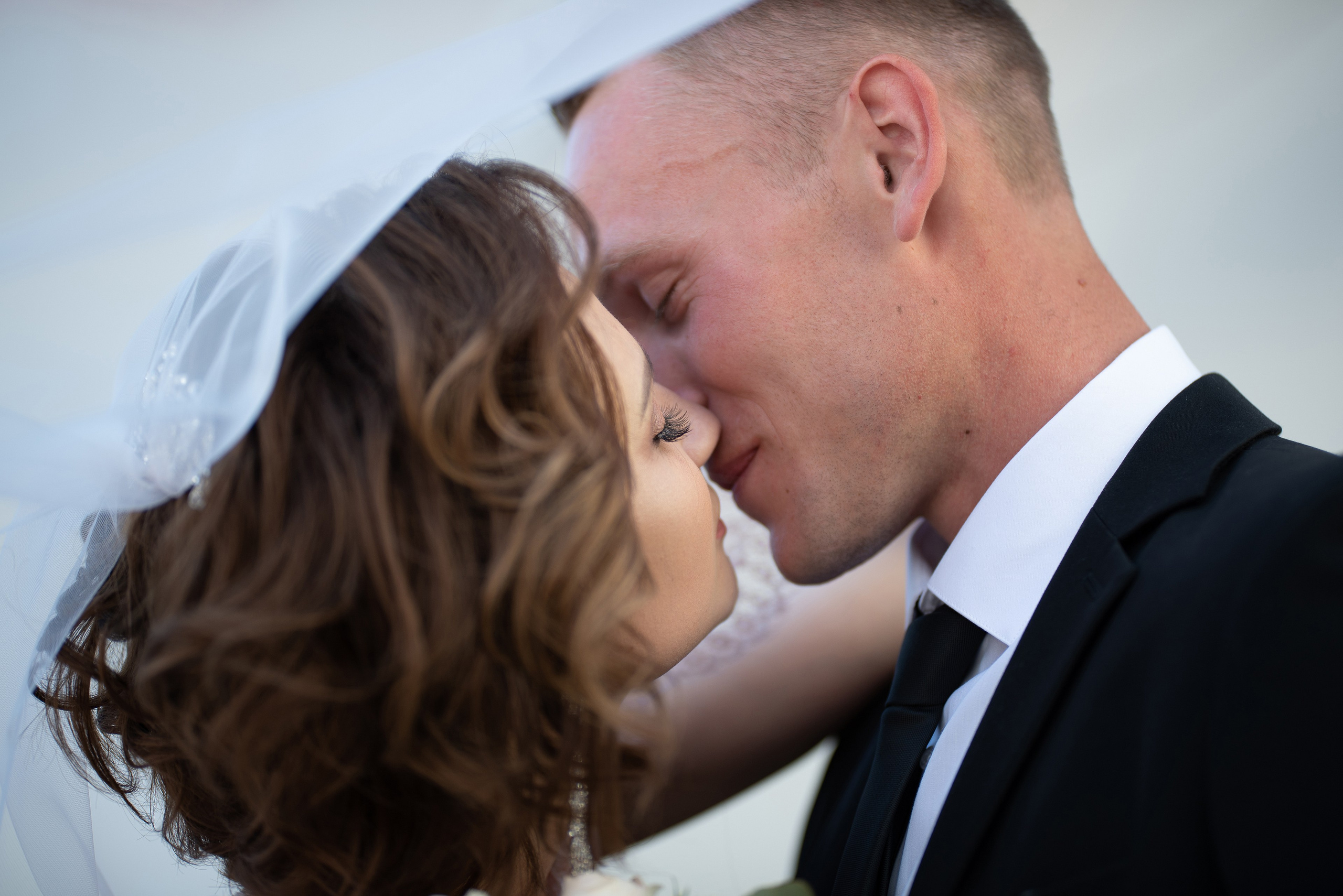 Жених и невеста целуются, портрет крупным планом.