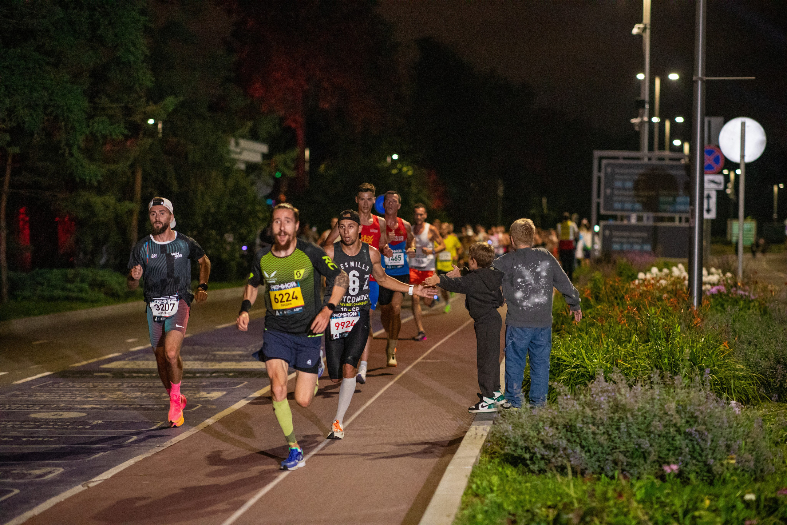 Ночной забег в ленте фотографий бегунов 03.08.24. Фотограф Сергей Ловкий