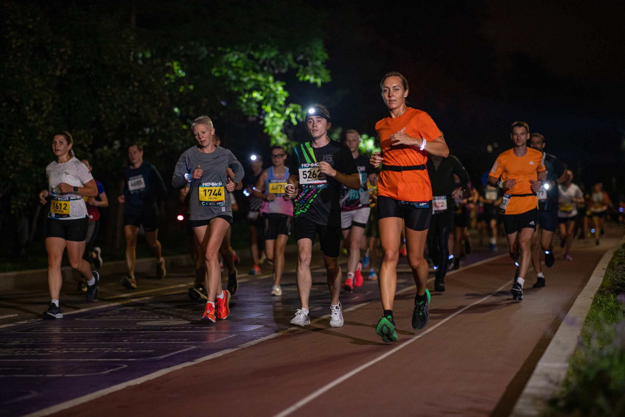 Ночной забег в ленте фотографий бегунов 03.08.24. Фотограф Сергей Ловкий