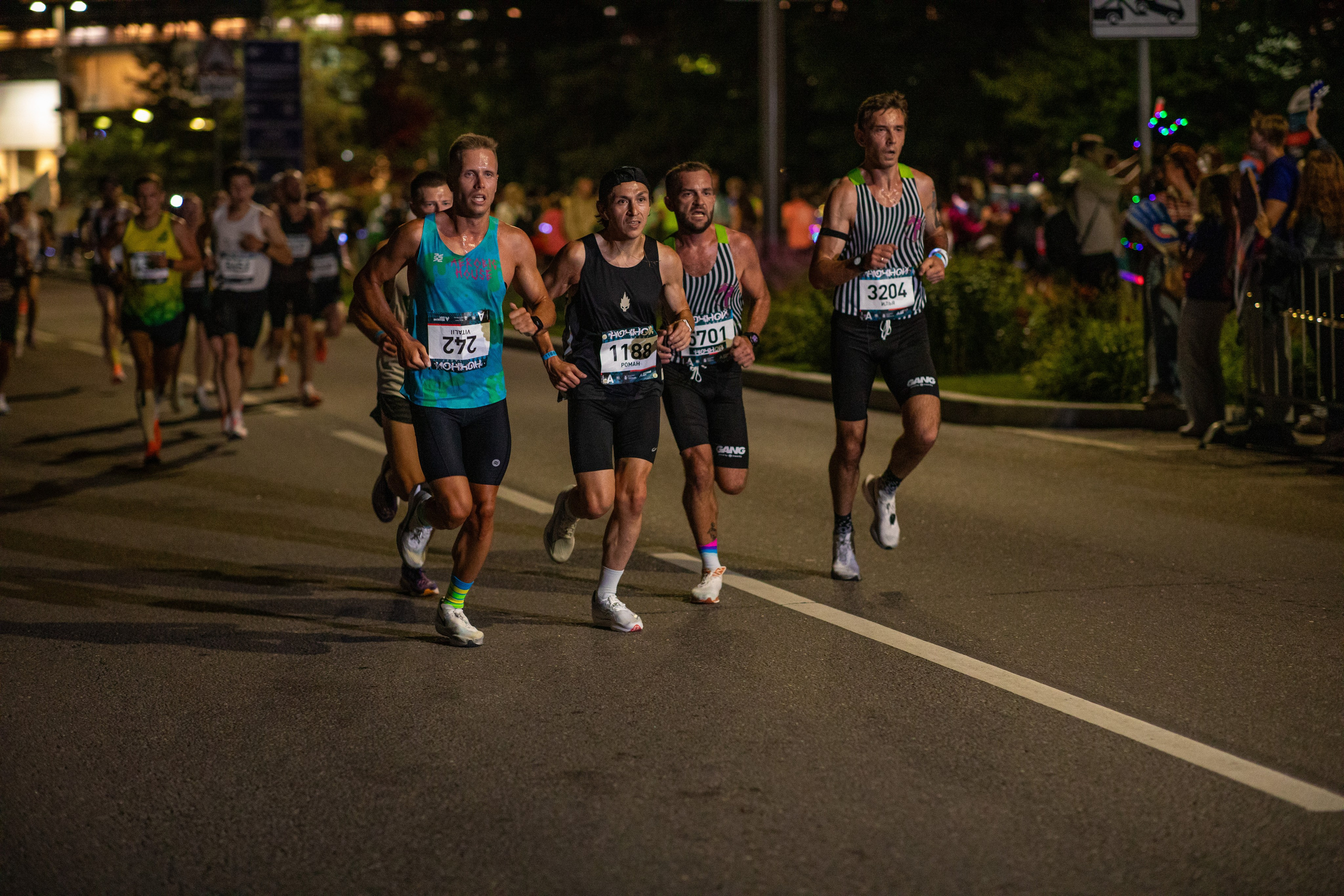 Ночной забег в ленте фотографий бегунов 03.08.24. Фотограф Сергей Ловкий