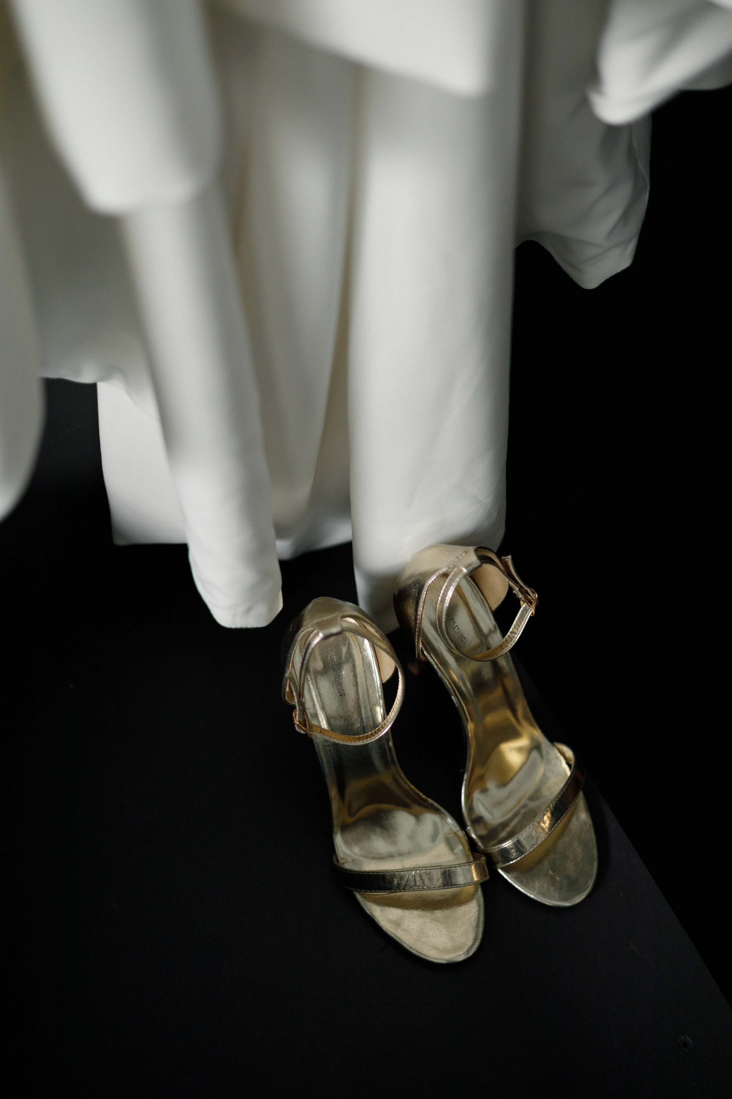 Вероника и Никита (съёмка в студии, тёмная тональность). Свадебный фотограф Беларусь Ольга Козыренко