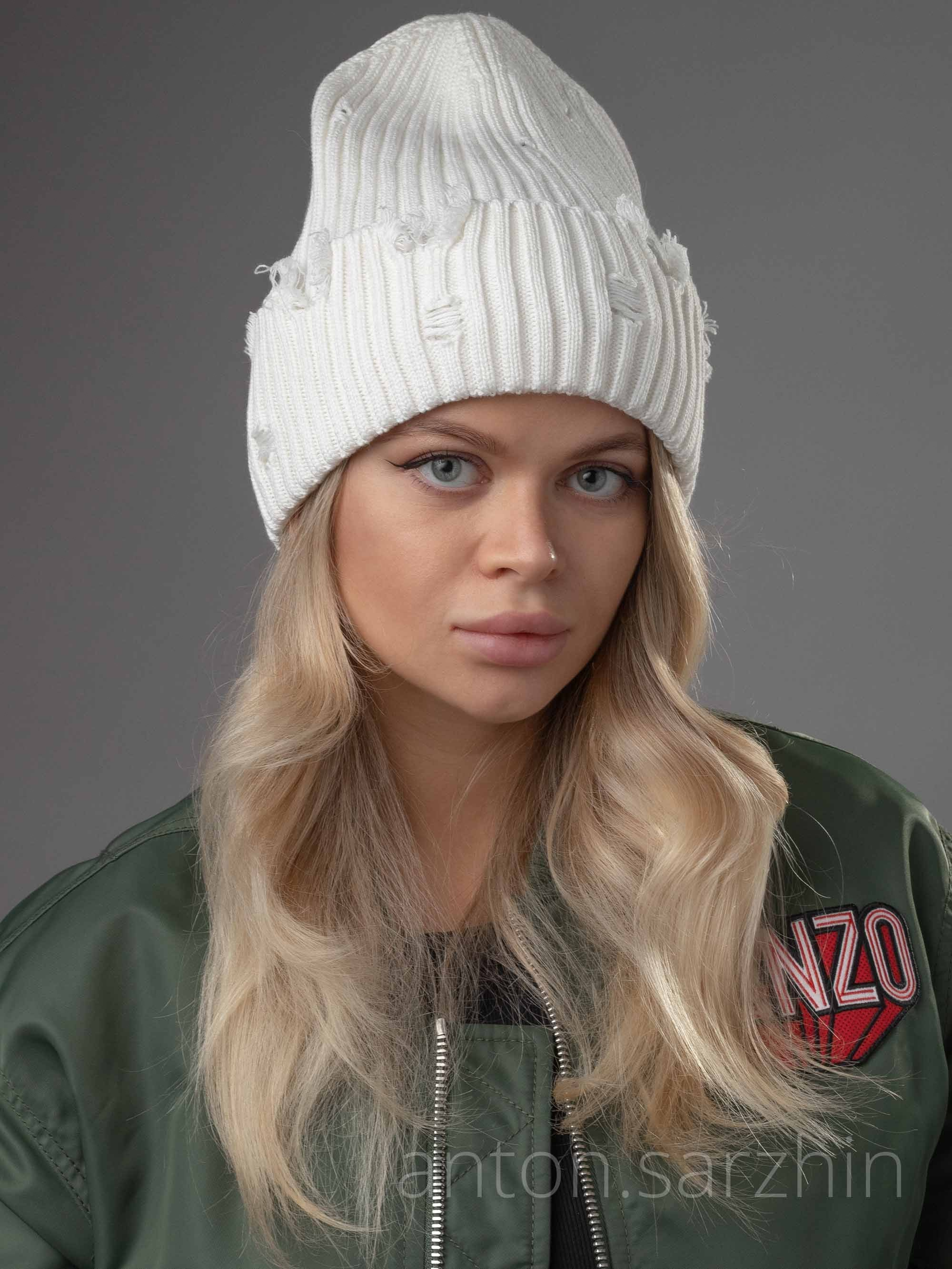 Съемка белой шапки бини на модели