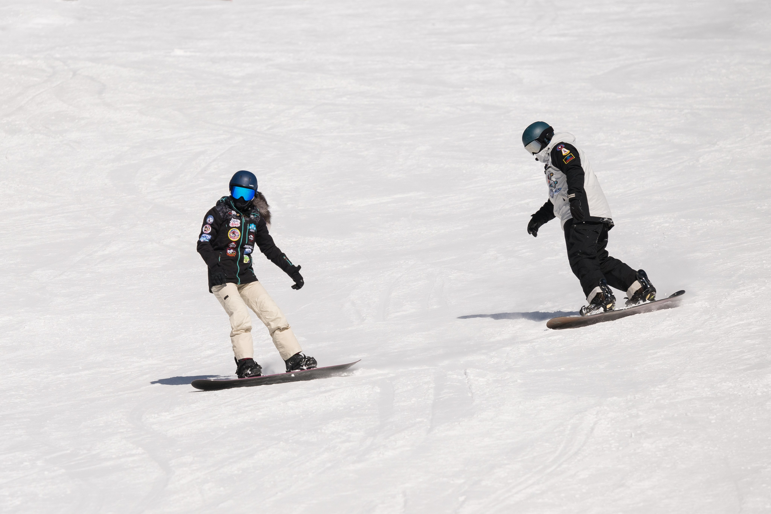 Репортажный фотограф Скилков Дмитрий - спортивная съемка спуска сноубордистов в Архызе
