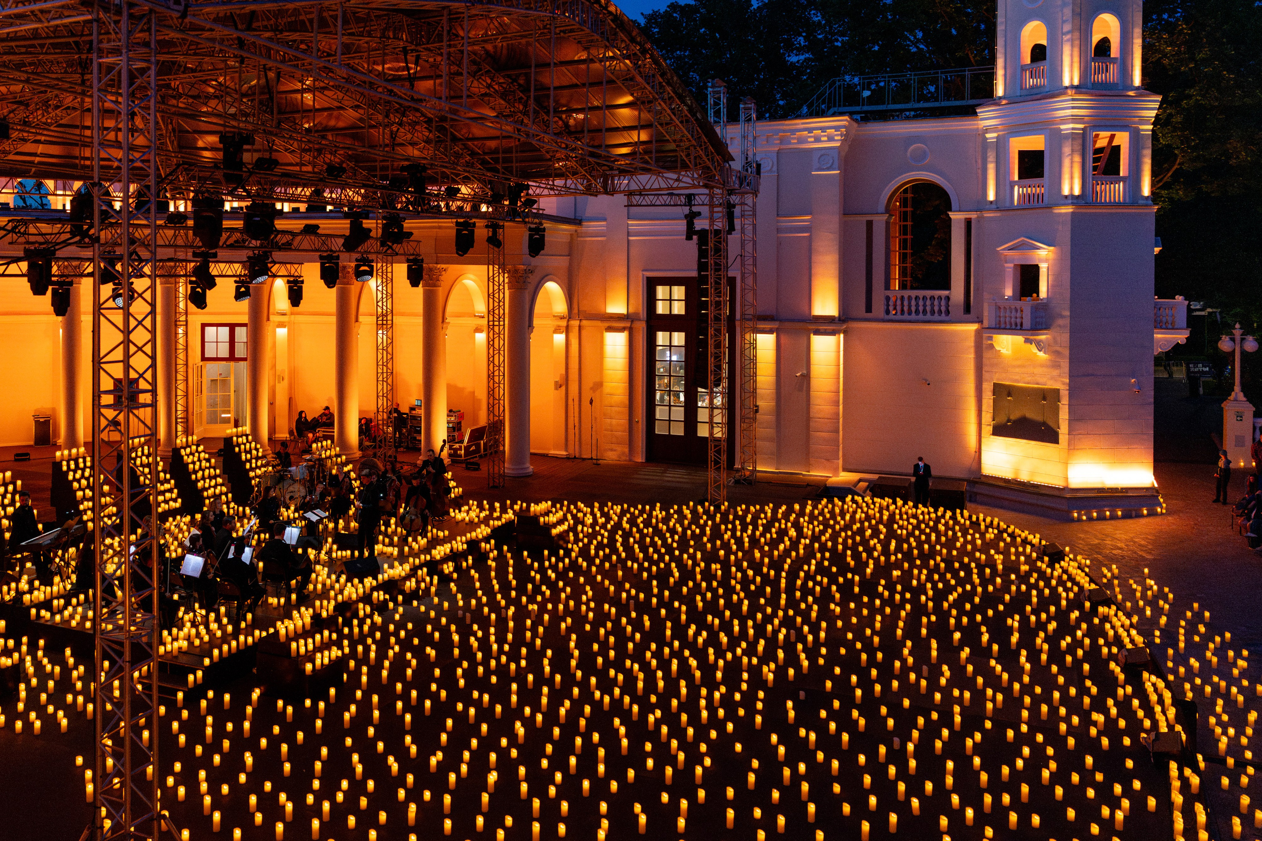 Симфонический оркестр Lumisfera при свечах. Фотограф Никита Комаров
