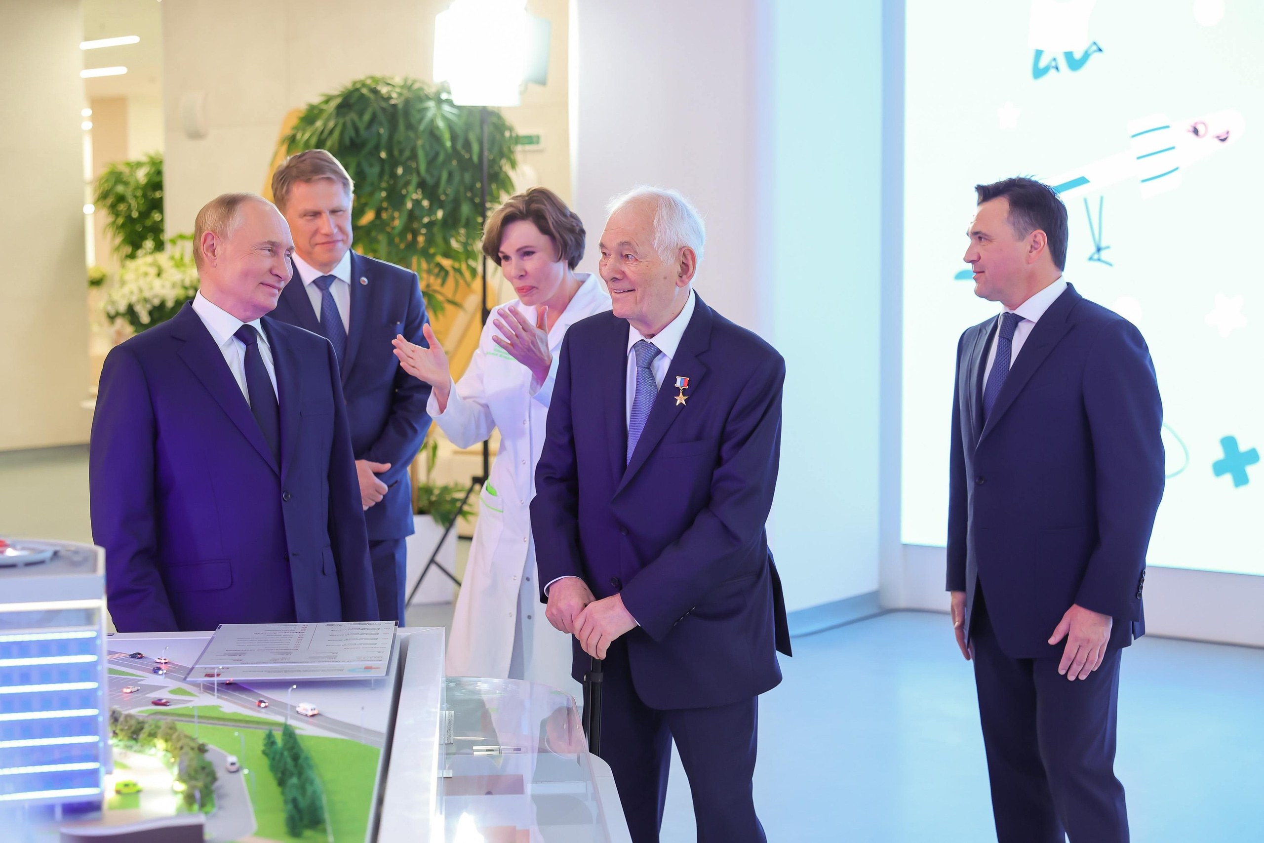 Владимир Путин, Андрей Воробьев и Леонид Рошаль открыли Детский клинический центр в Красногорске. Моя фотография