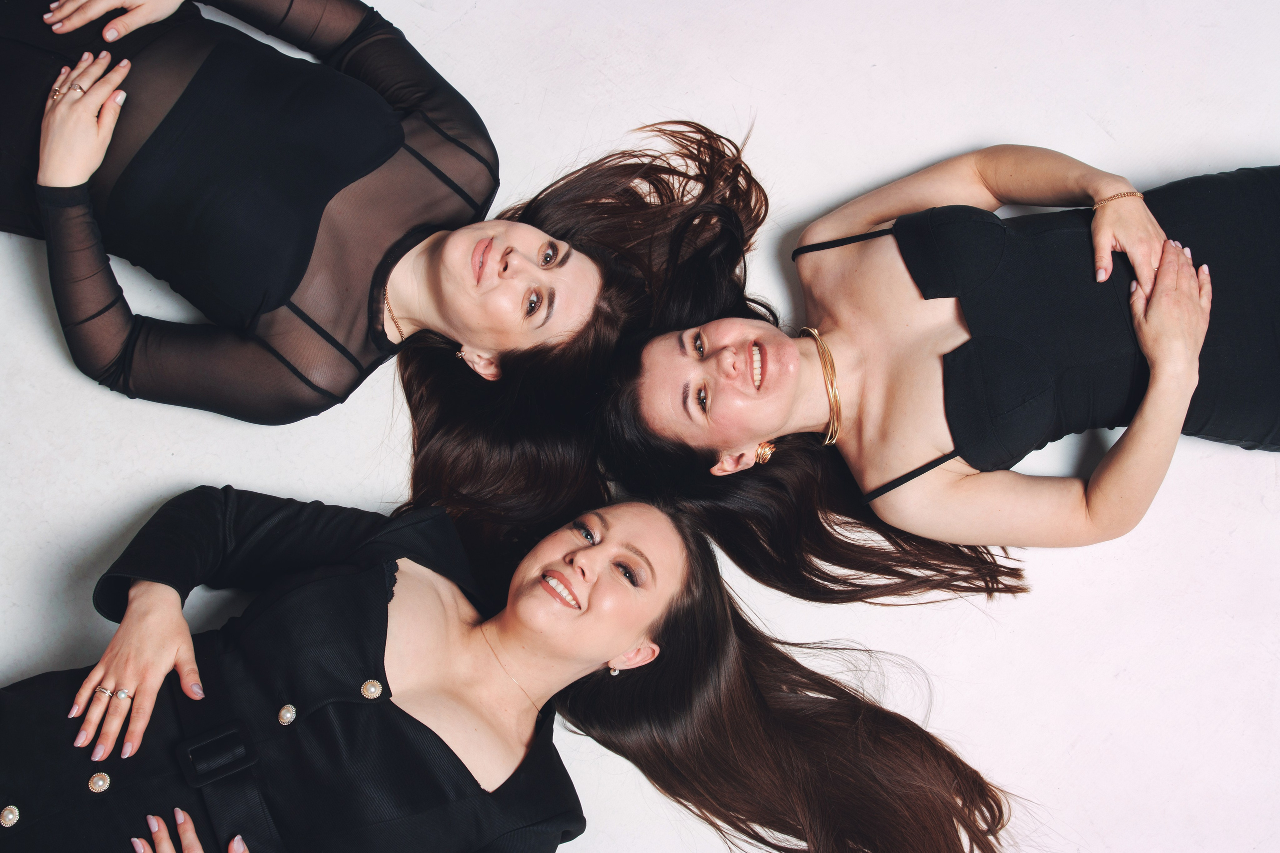 Фотосессия на циклораме для Елены и подруг — женская студийная съемка от фотографа Алексея. Репортажный фотограф на дни рождения и юбилеи в Улан-Удэ — Алексей Раднаев