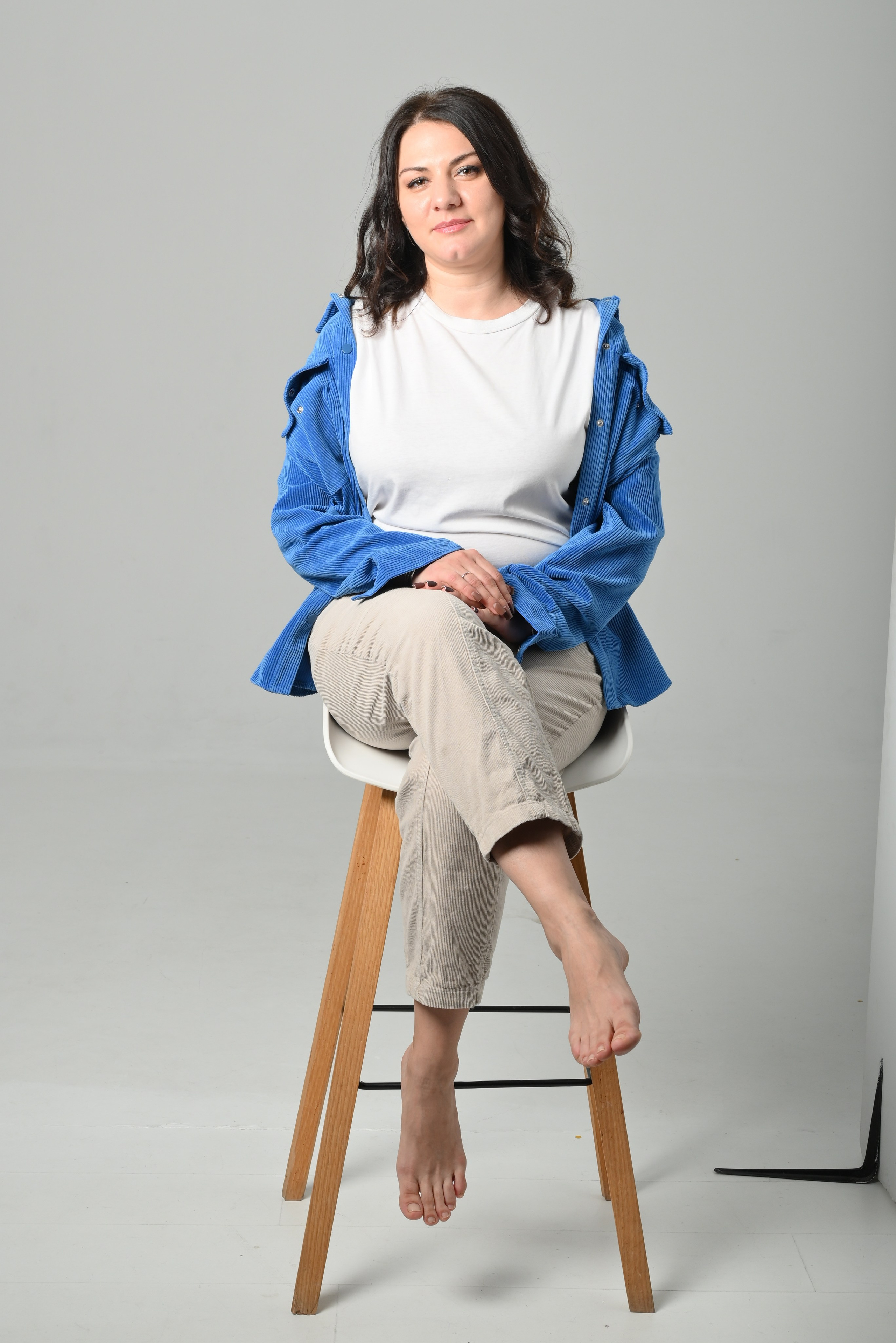 Сидя, общий план, диагонали, углы, искусственный свет