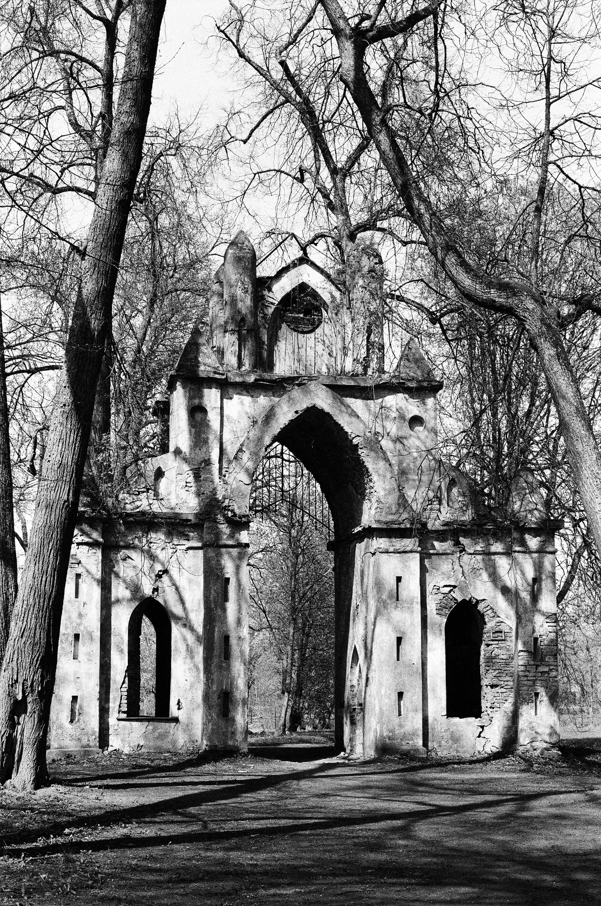 Юлиана в Готических воротах Демидовского парка. Мари Линёк-Стельмах Фотохудожник Санкт-Петербург/Урал