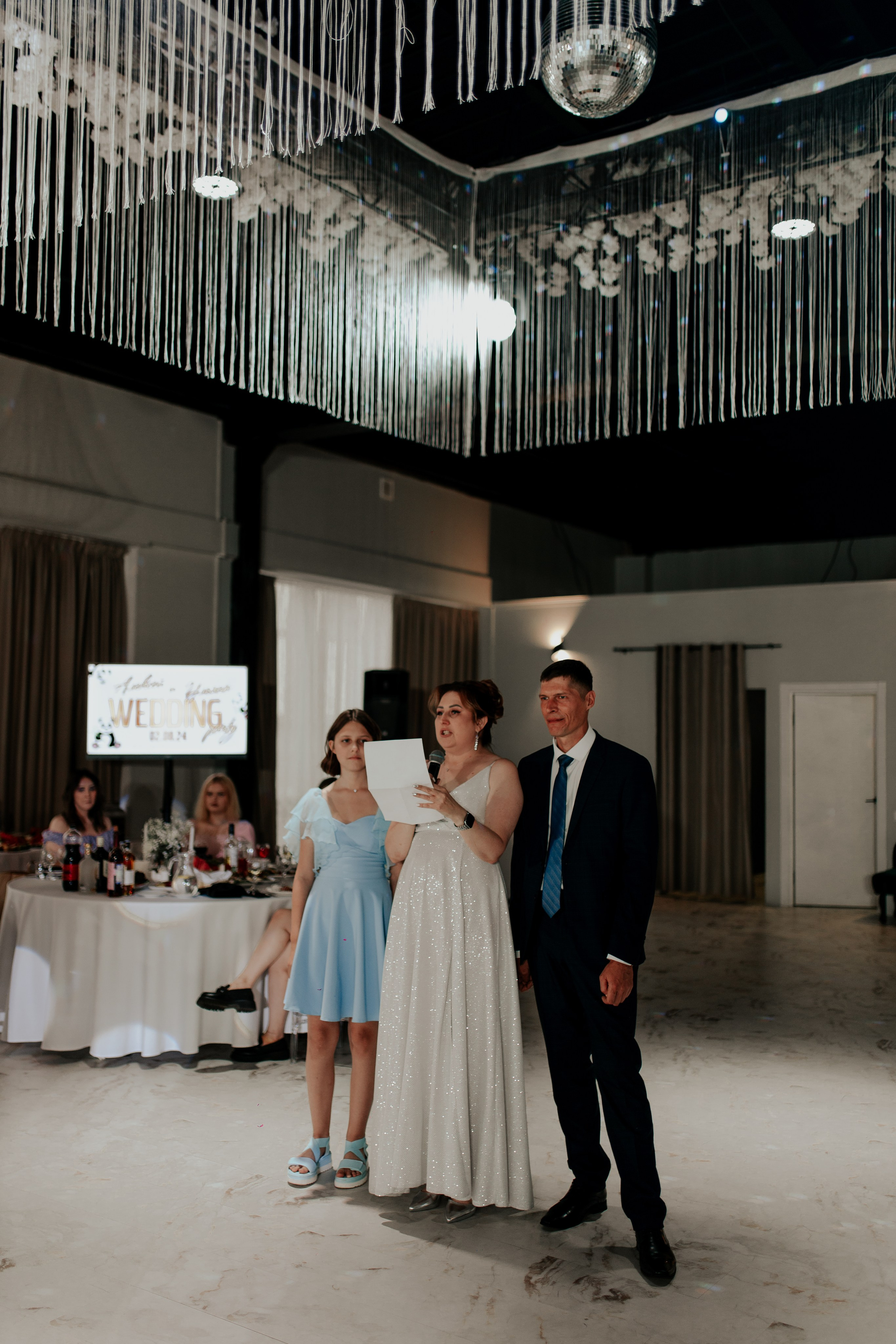 Родители молодожёнов говорят тост под звуки аплодисментов — душевная встреча