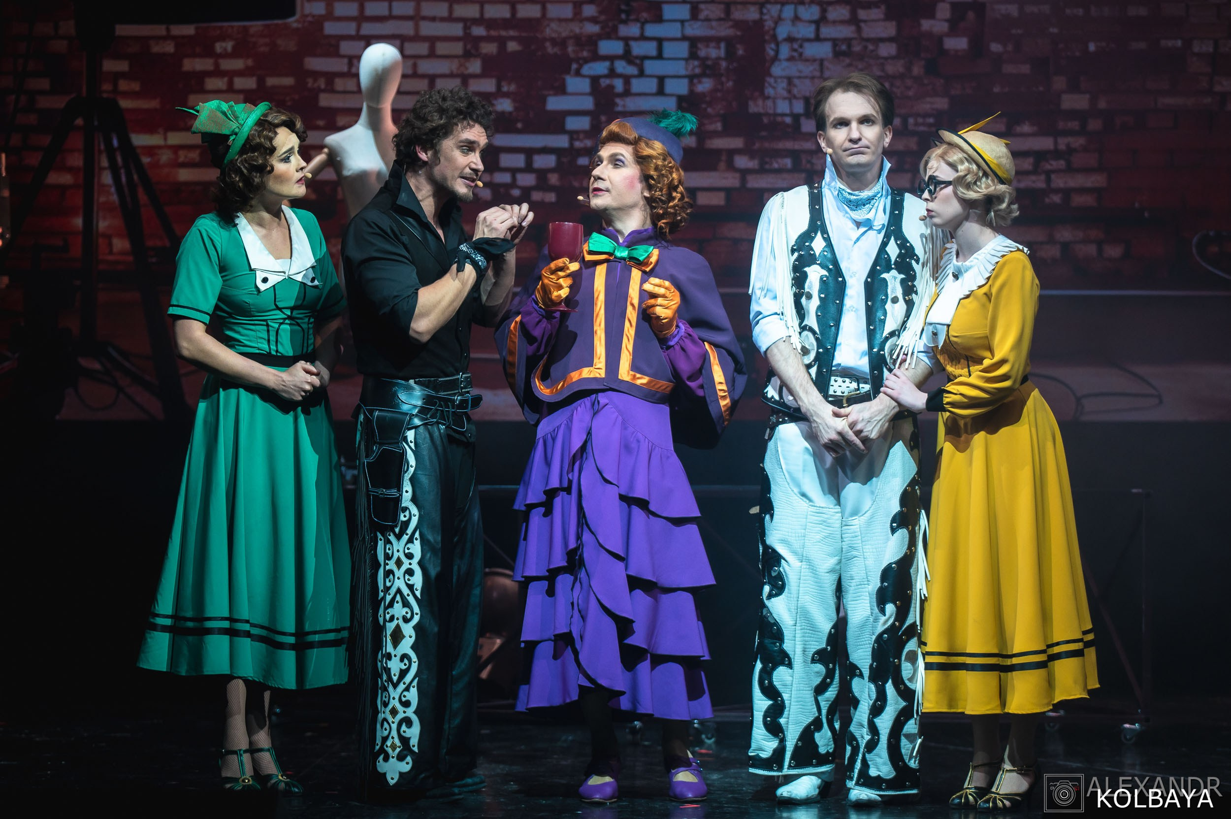 Фотографии со спектакля «Привет, я тетя Чарли». Концертный и театральный репортажный фотограф в Москве Александр Колбая
