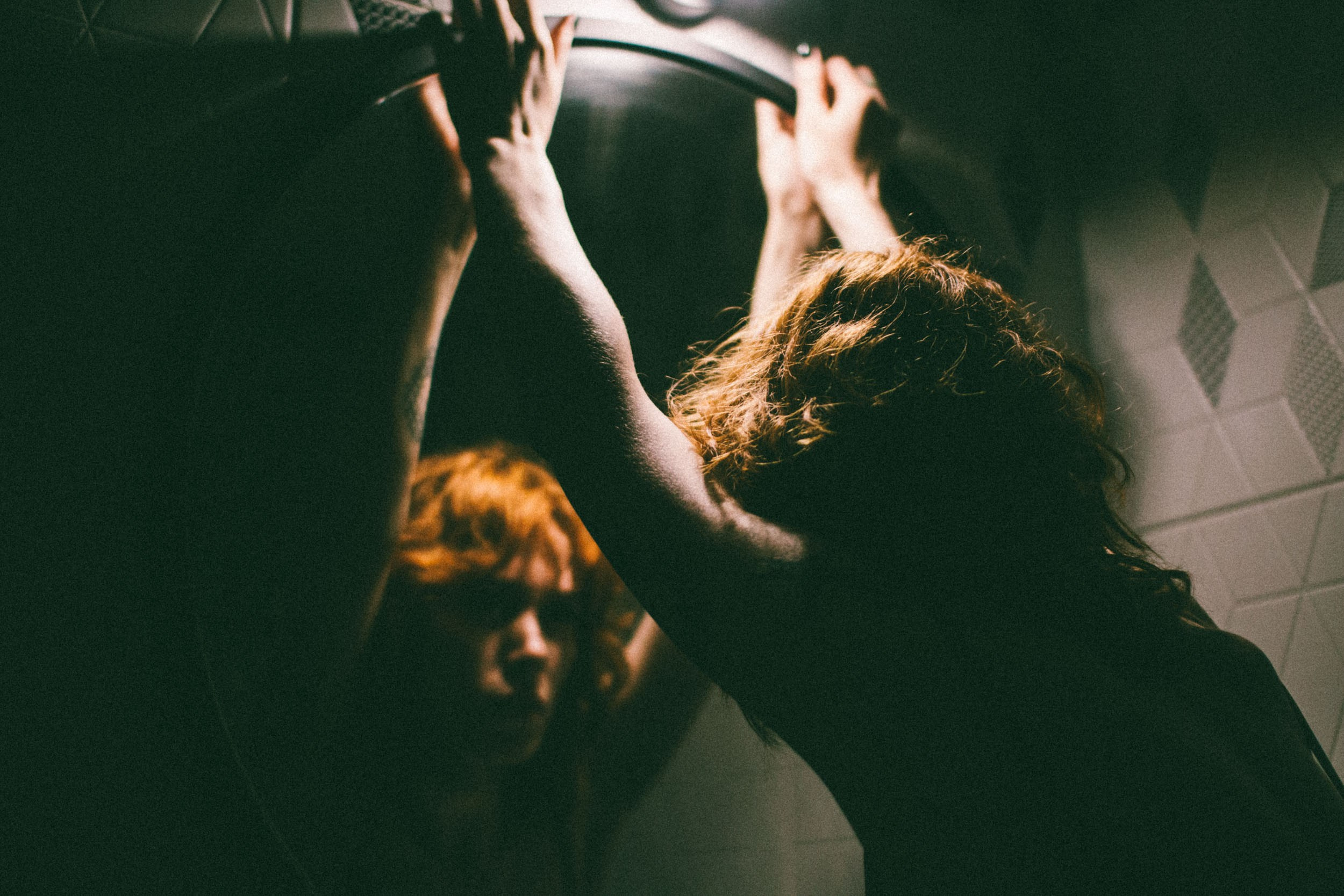 Девушка и ее отражение в зеркале