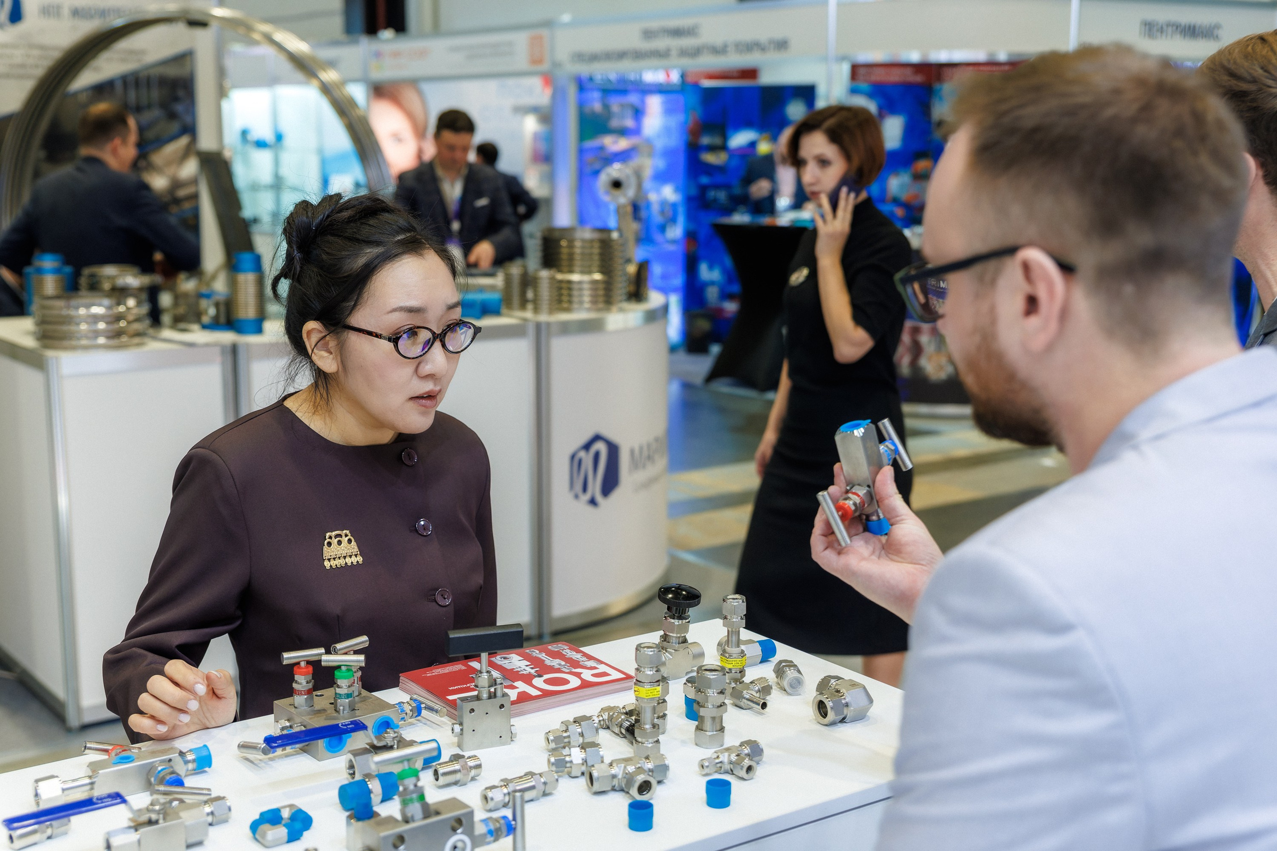 Работа стенда ROKE — Газовый Форум 2025. Репортажный фотограф в Москве Сергей Мирошников