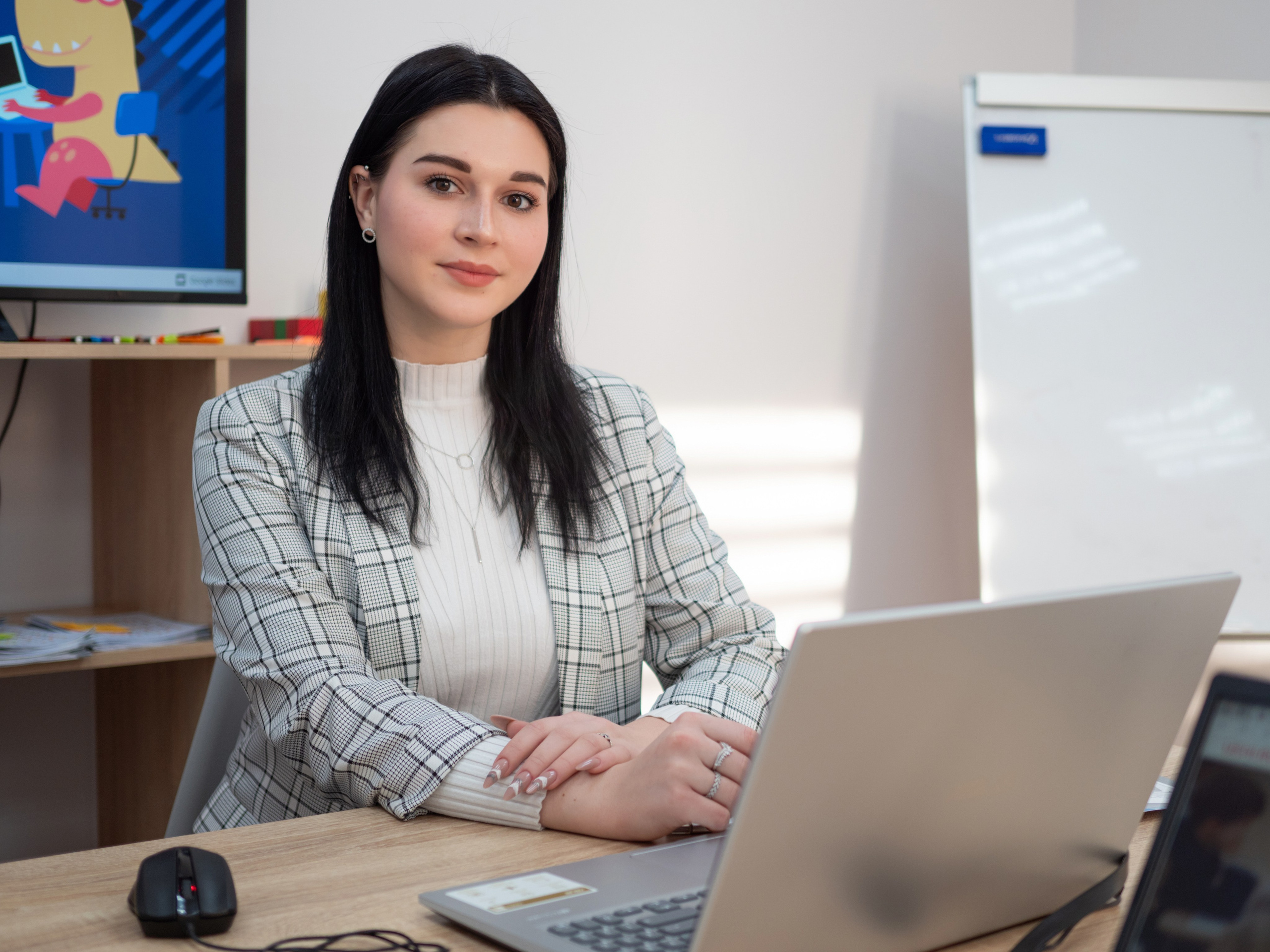 Фото девушки за рабочим столом с ноутбуком в офисе в Москве