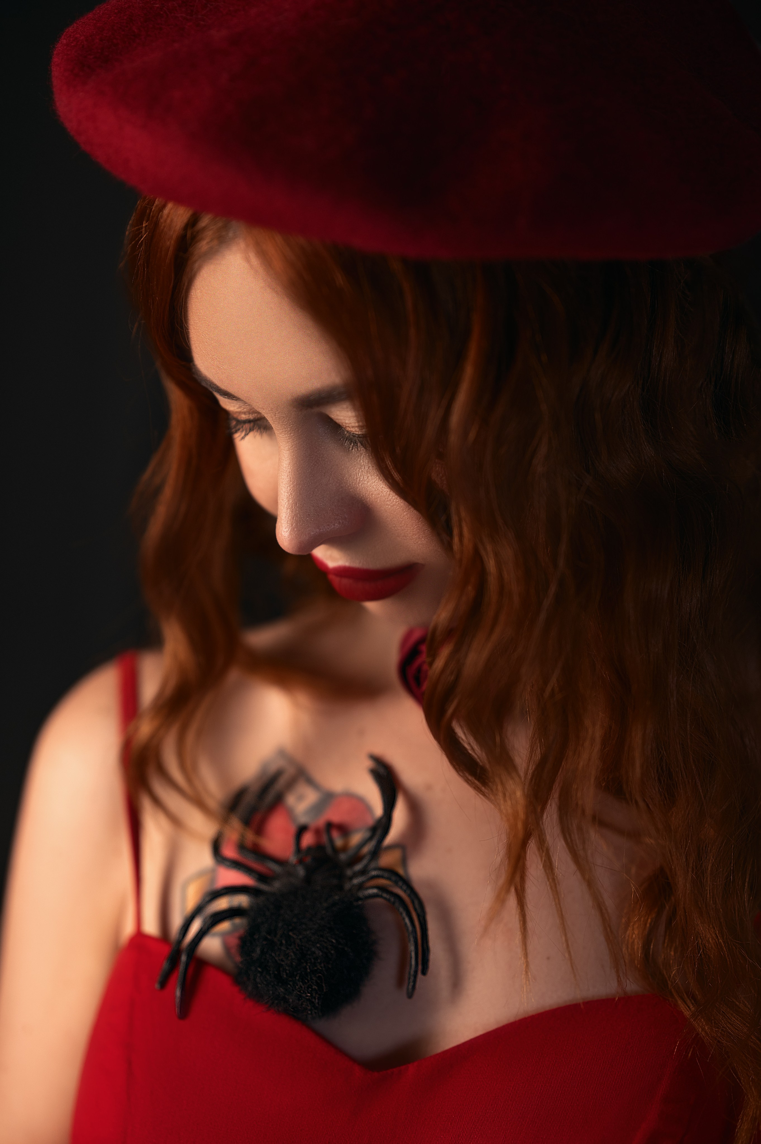 Студия в Волгодонске: съёмка модели в красном платье с пауком. Берет добавляет шарма. Фотограф — Елизавета Жуйкова.