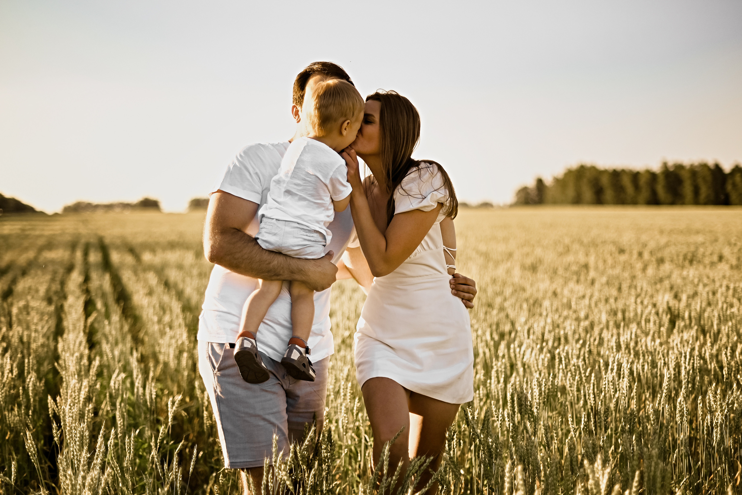 Сава в поле). Свадебный и семейный фотограф в Новосибирске, Санкт-Петербурге, Москве