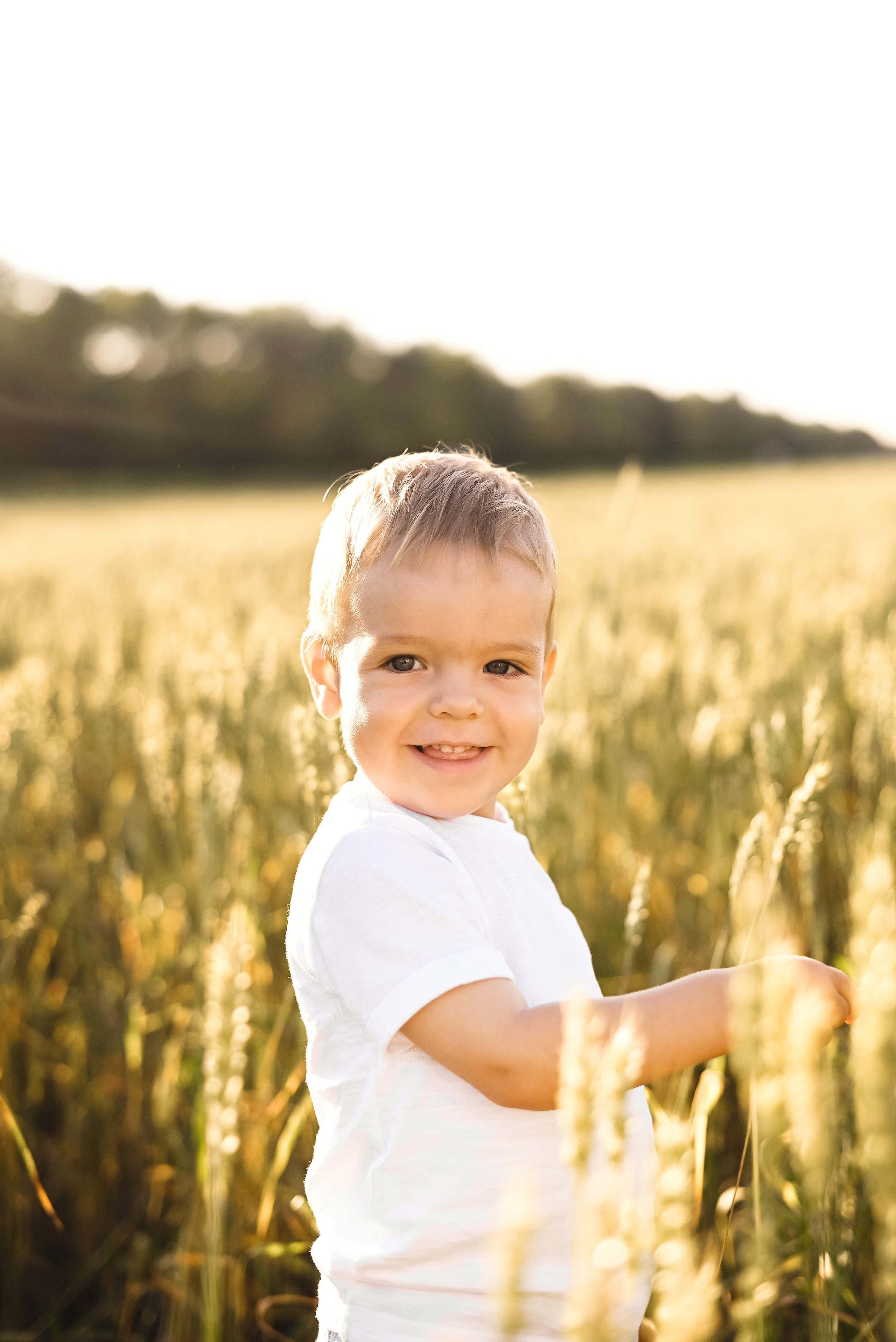 Сава в поле). Свадебный и семейный фотограф в Новосибирске, Санкт-Петербурге, Москве