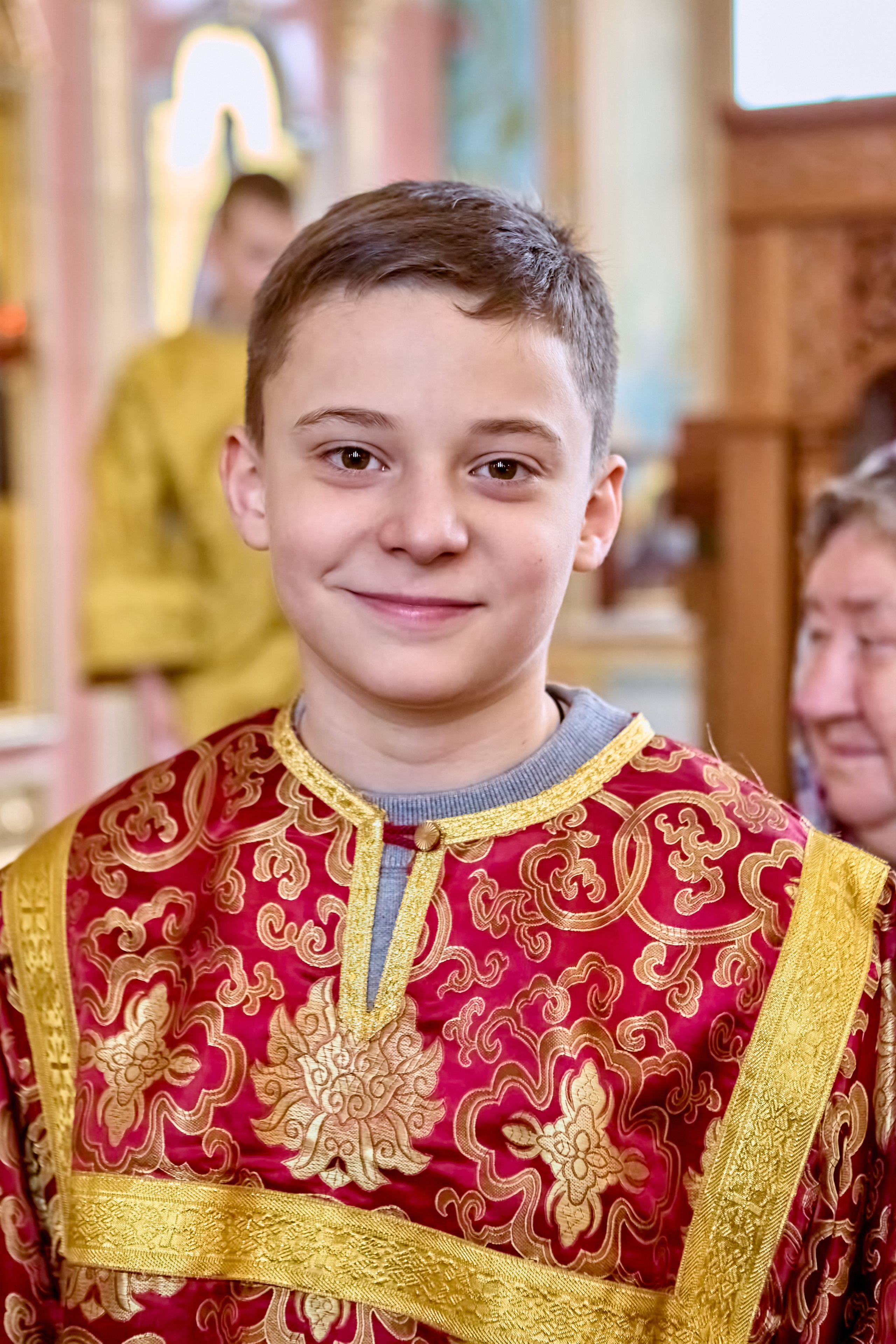 Мальчик 11 лет в храме смотрит на фотографа. Автопортрет