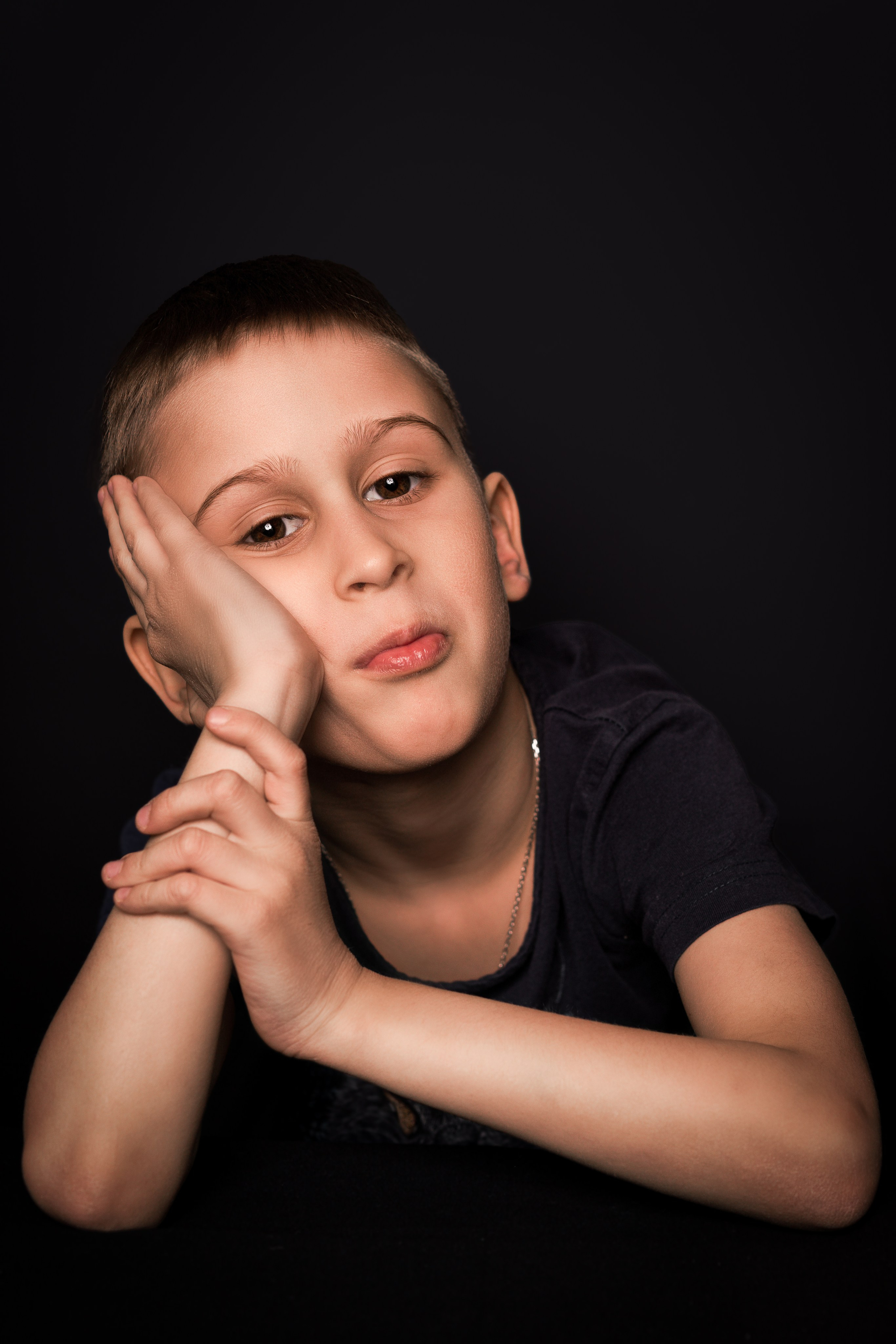 Детский сад, портреты на чёрном фоне. Фотограф Шунова Саша