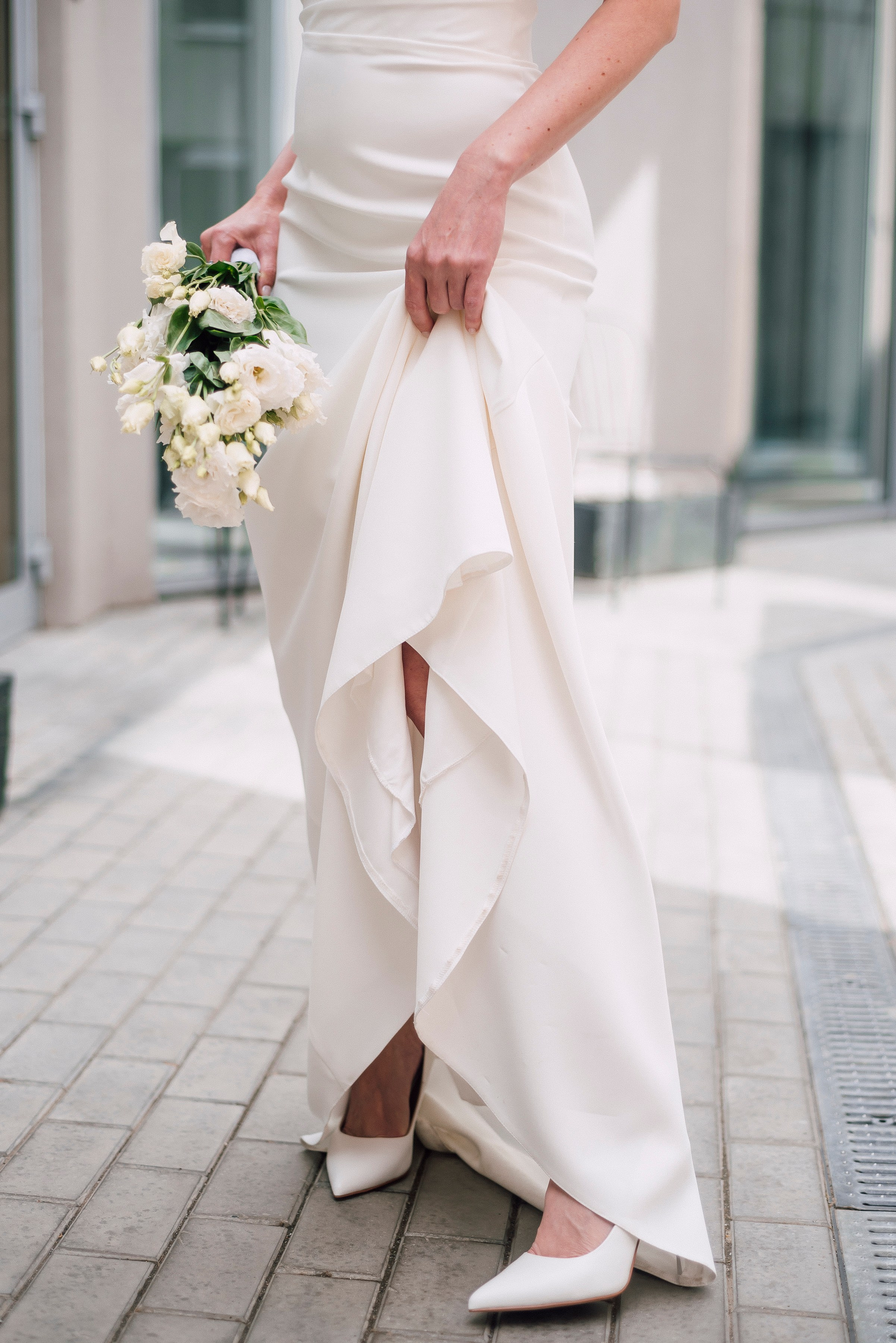 Ноги невесты в туфлях лодочках