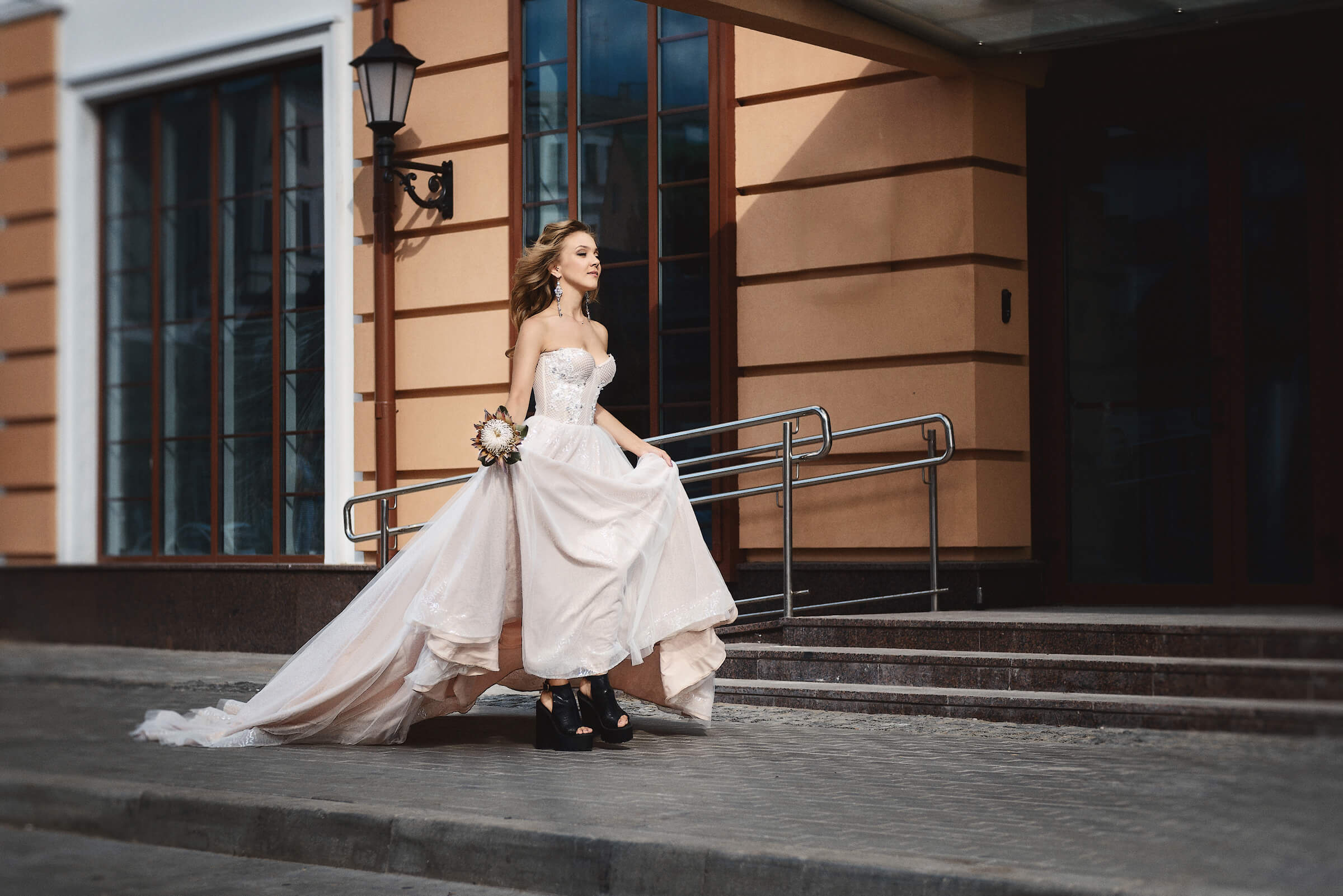 невеста, невеста идёт на встречу