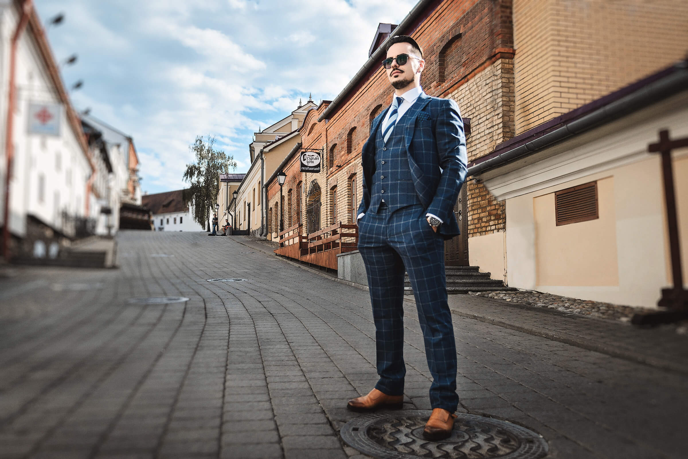 жених ждёт невесту, парень в костюме