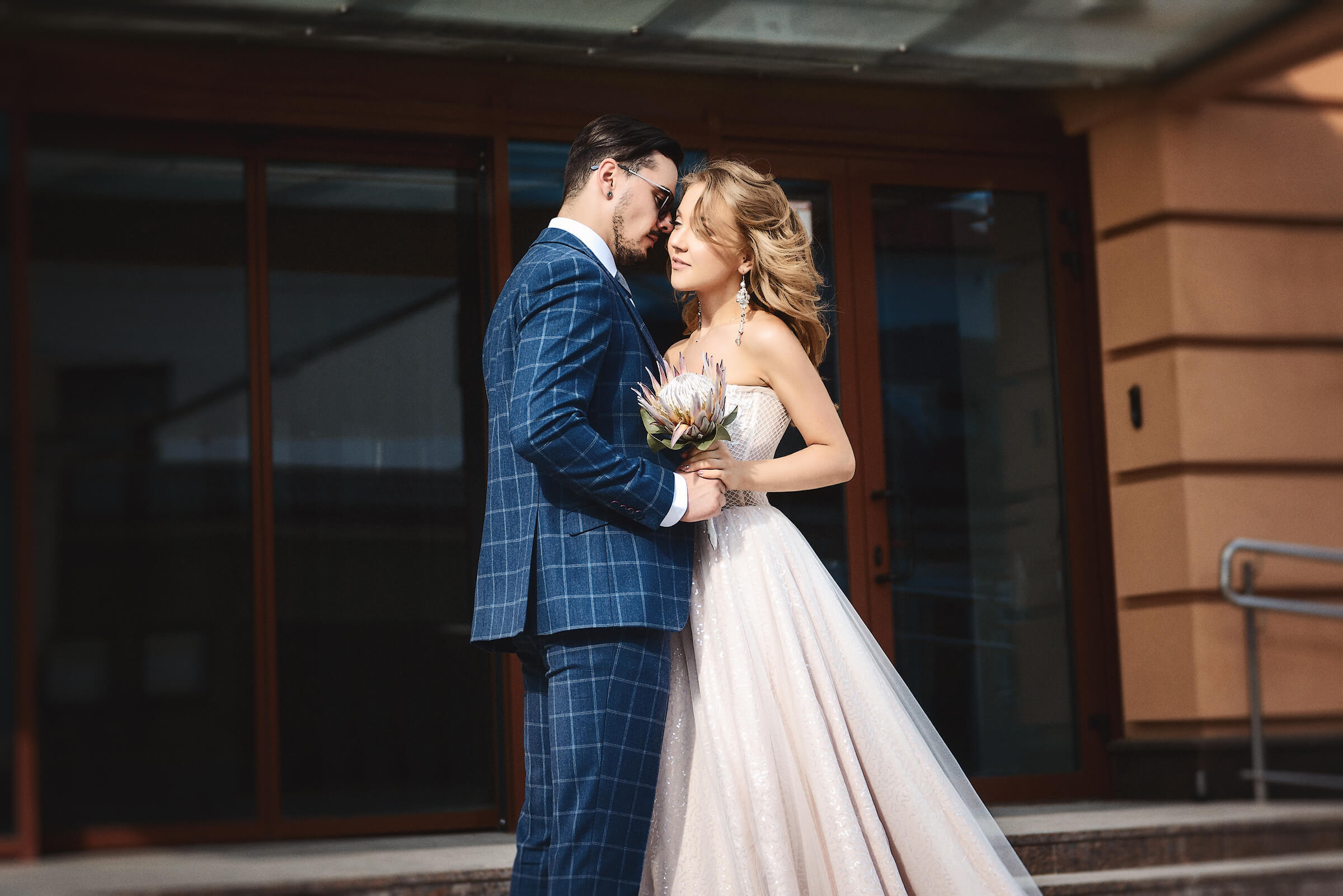 объятия, жених с невестой, свадебный день