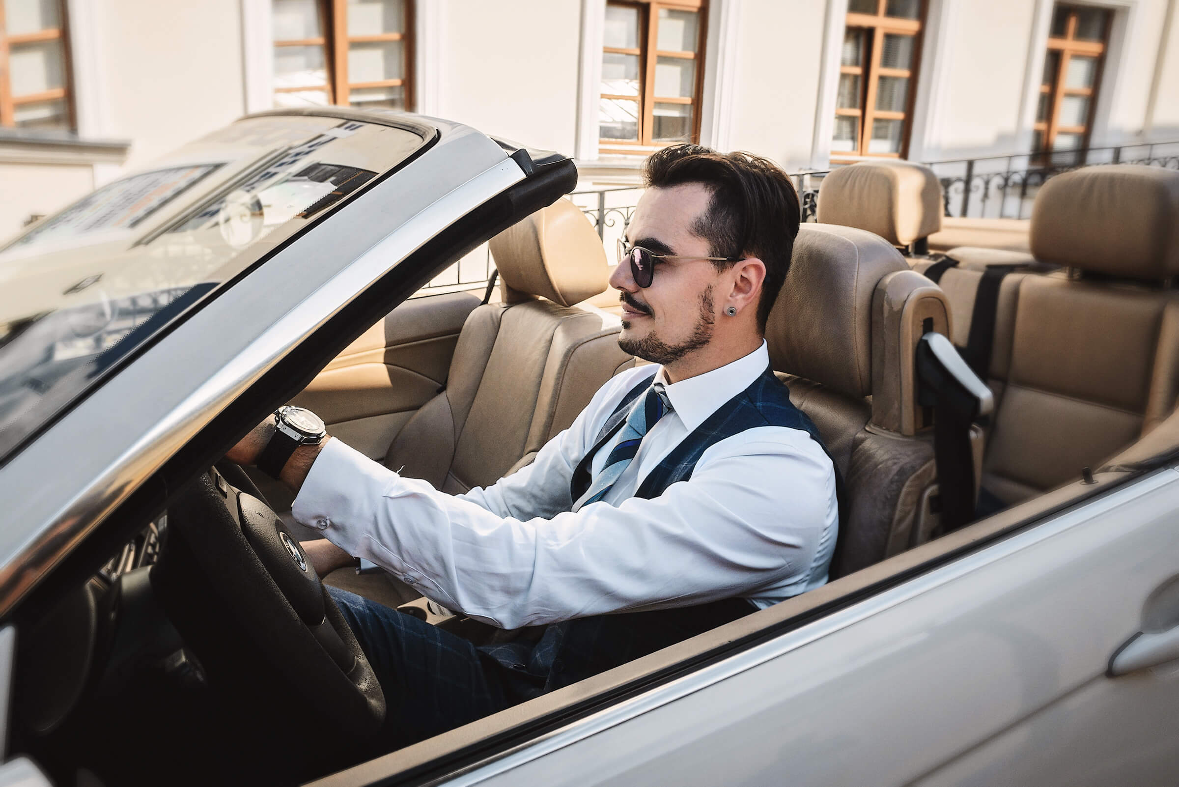 фото в кабриолете, мужчина за рулём, 