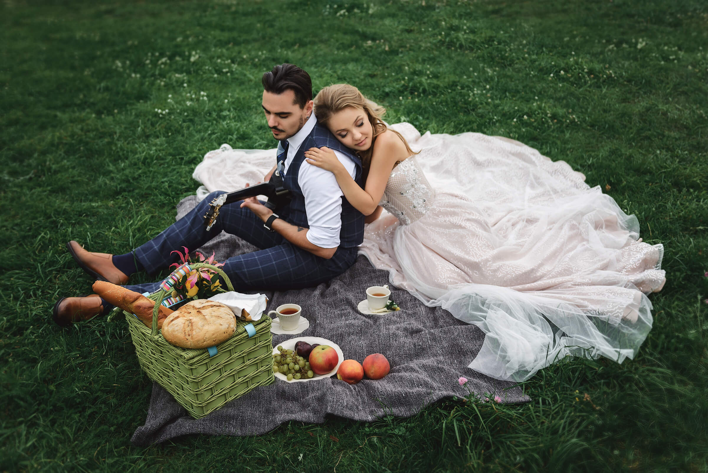 парень играет на гитаре, фотосессия на природе