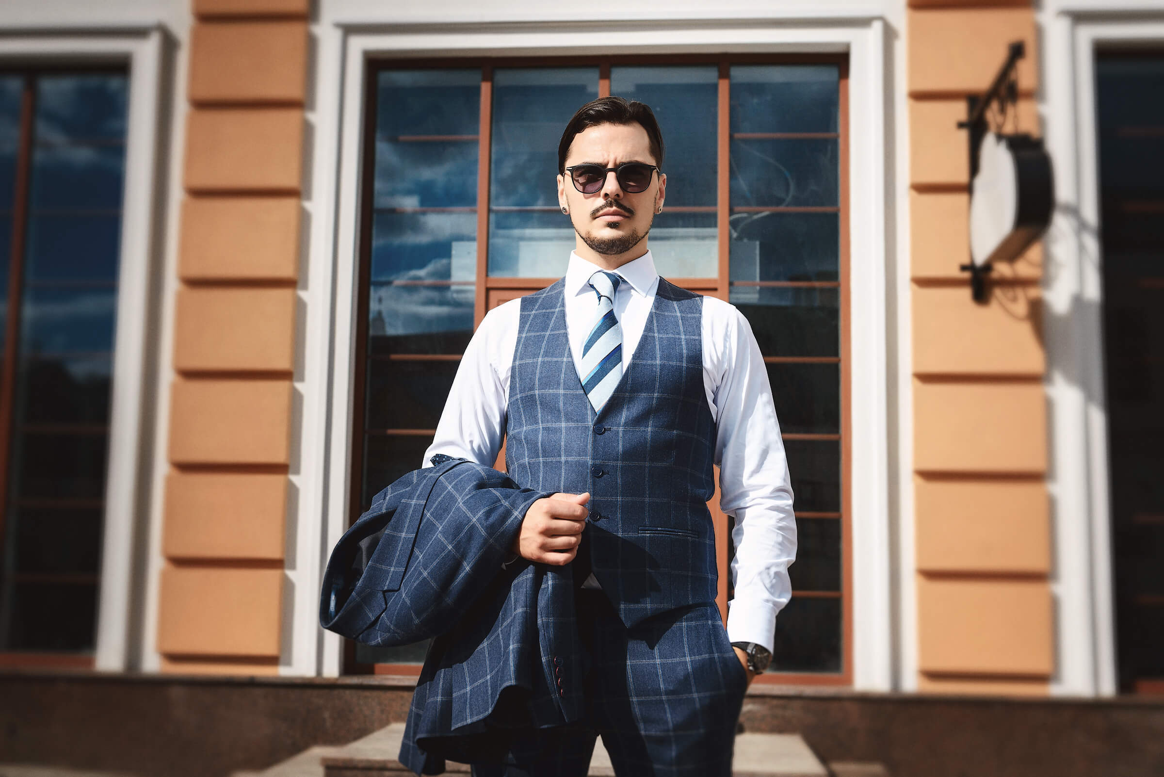 жених, свадебный портрет, парень в очках, мужчина в костюме