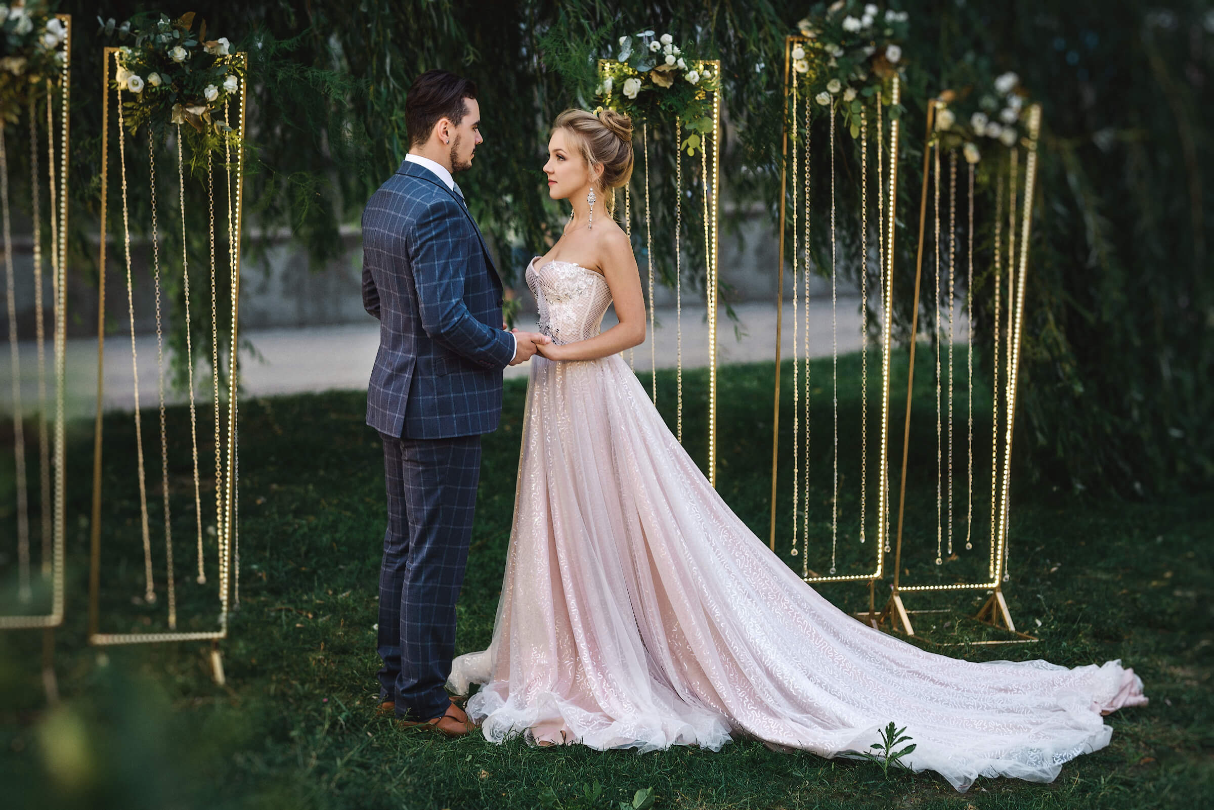 свадебная церемония, пара держится за руки