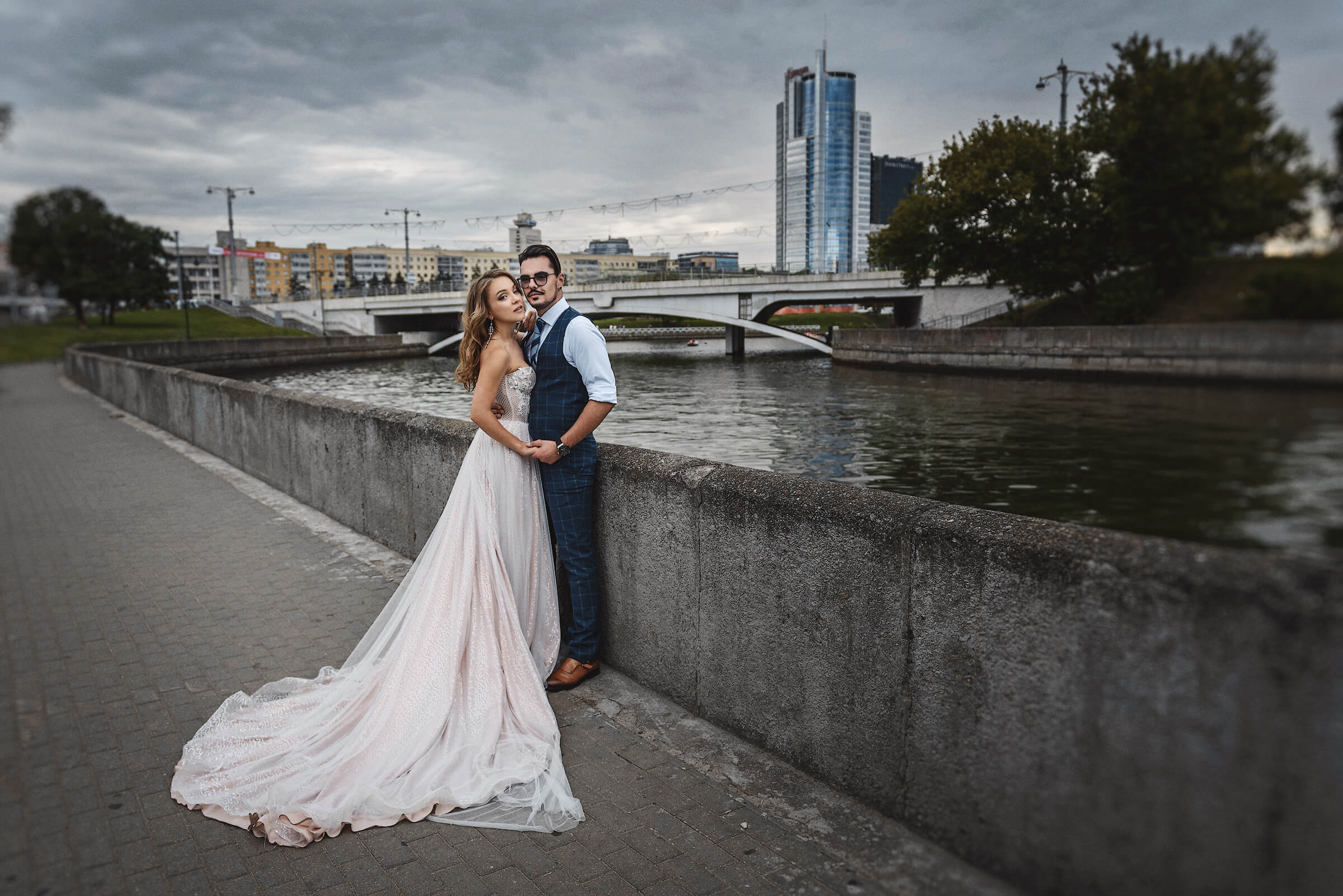 пара на берегу