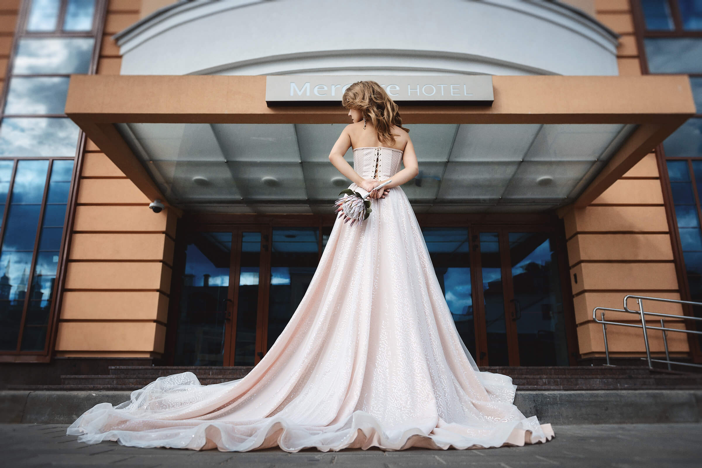 свадебное платье в пол, платье со шлейфом, свадебная фотосессия в Минске