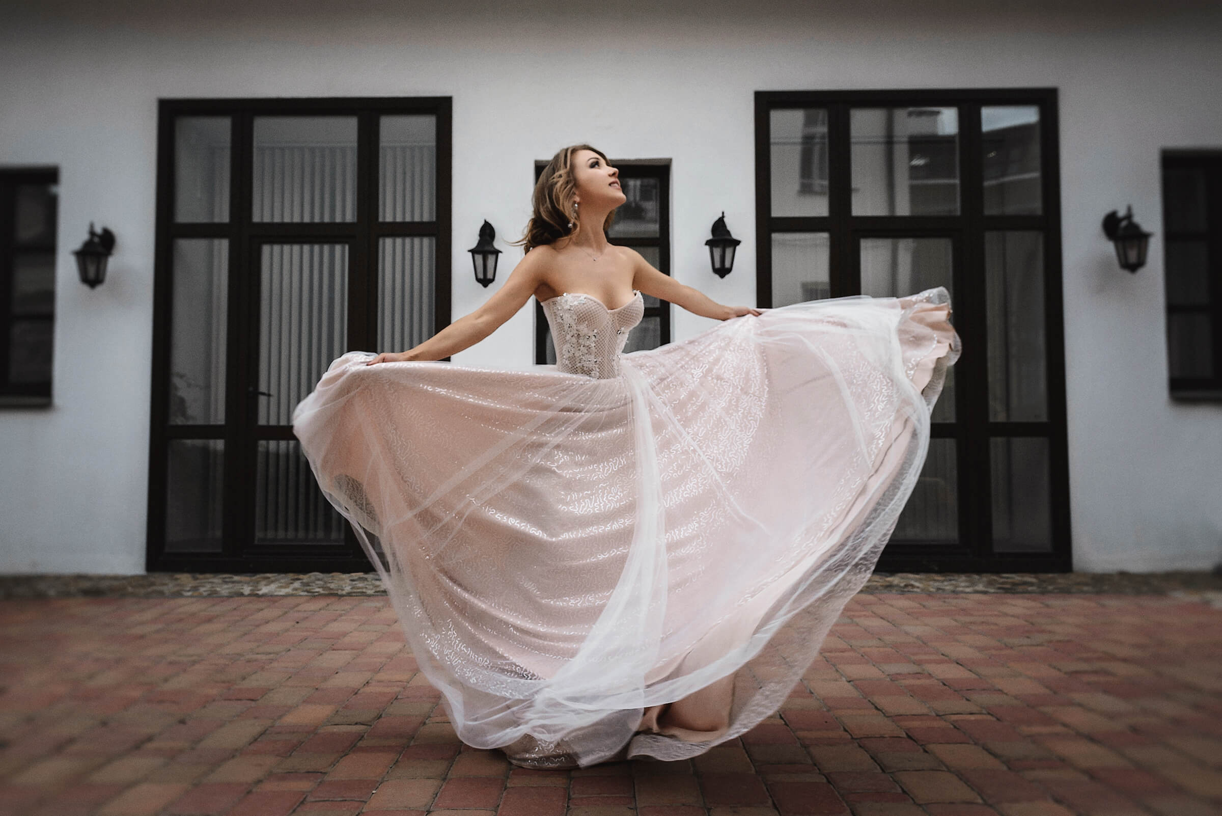 невеста танцует