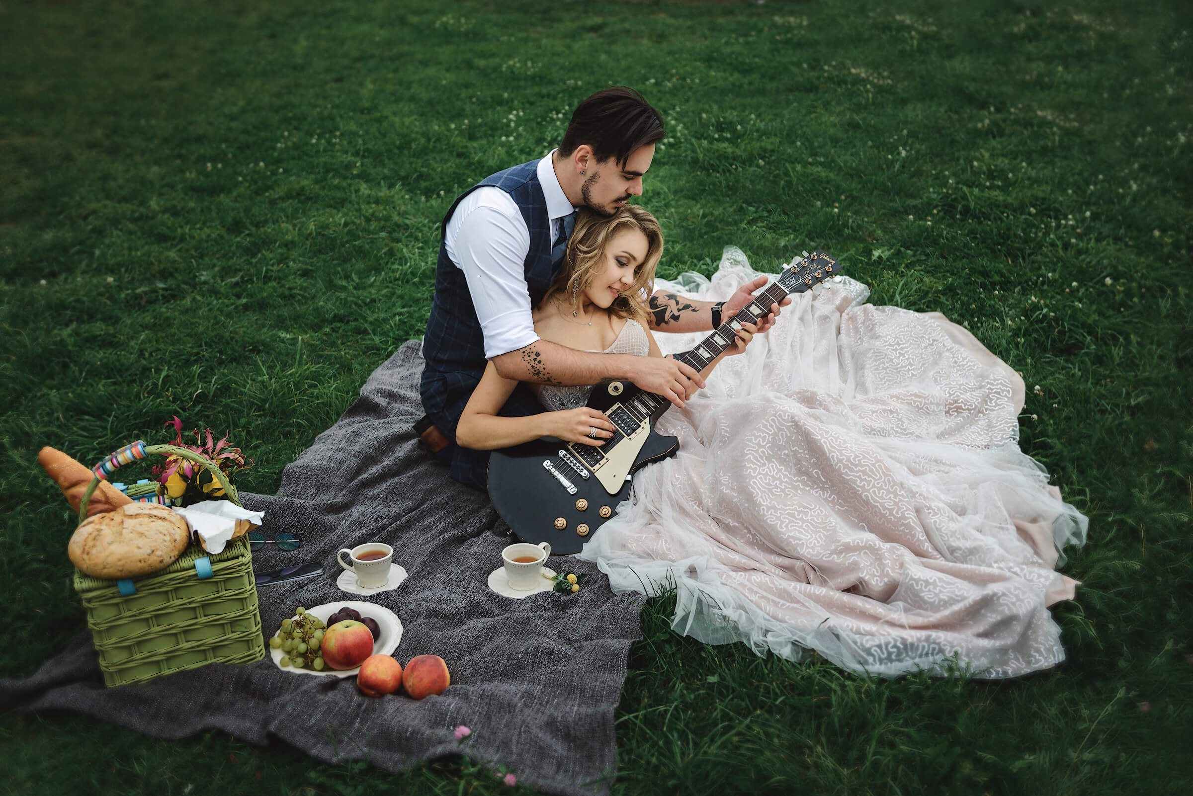 парень учит играть на гитаре