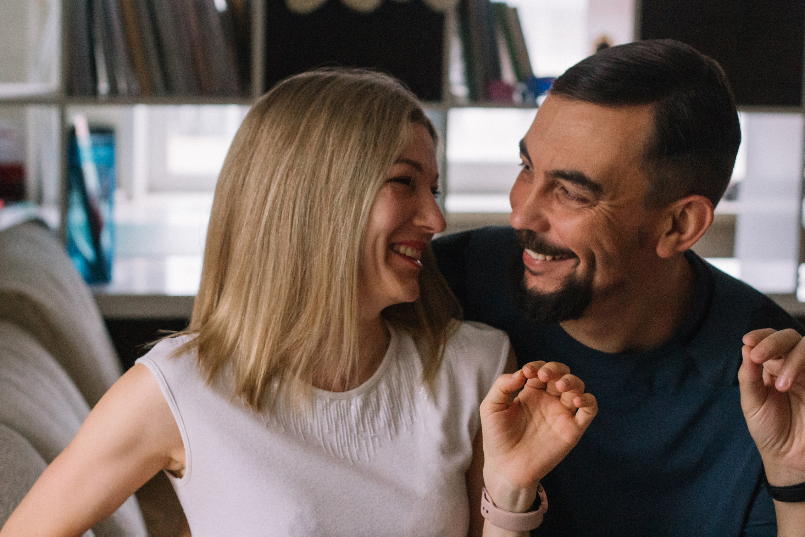 Муж с женой смотрят друг на друга