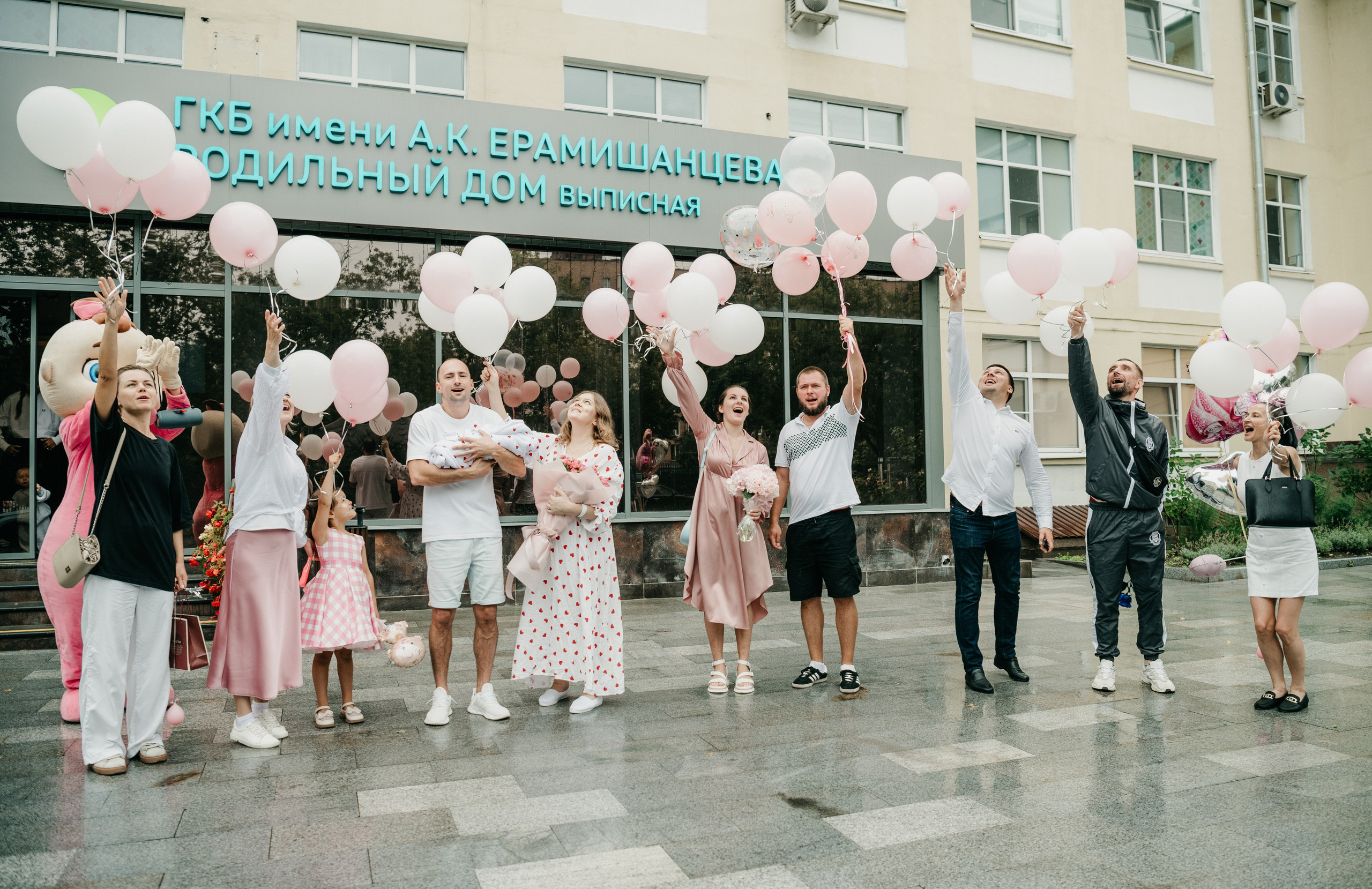 Выписка Софии в ГКБ Ерамишанцева. Фотограф на выписку из роддома в Москве и МО