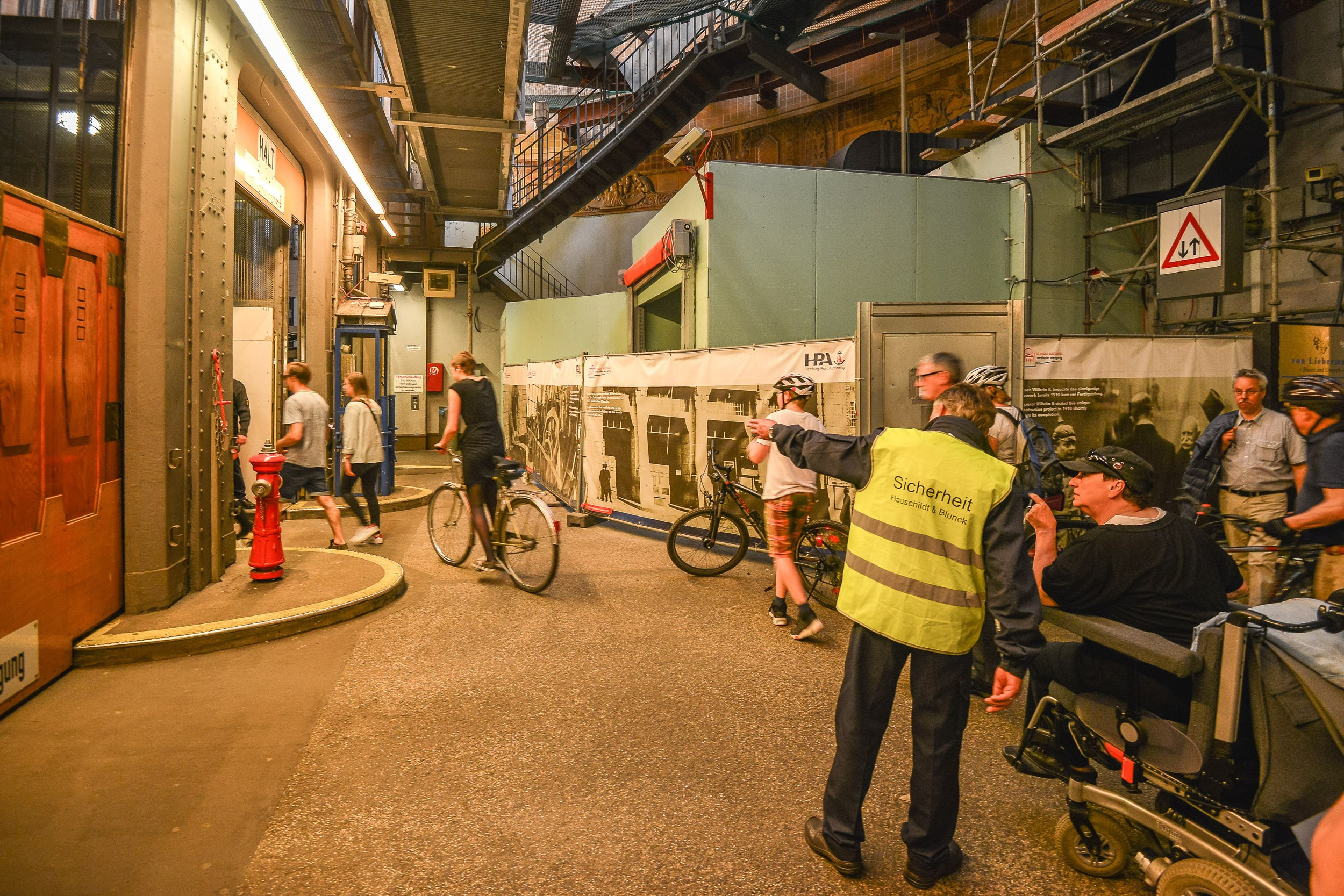 праздник, Беларусь, минск фотограф, репортажной фотограф Беларусь,  фотограф в Минске, Алексей Матюшков, фоторепортер Беларуси, Репортажная съемка мероприятий,  день рождения, Тоннель через Эльбу