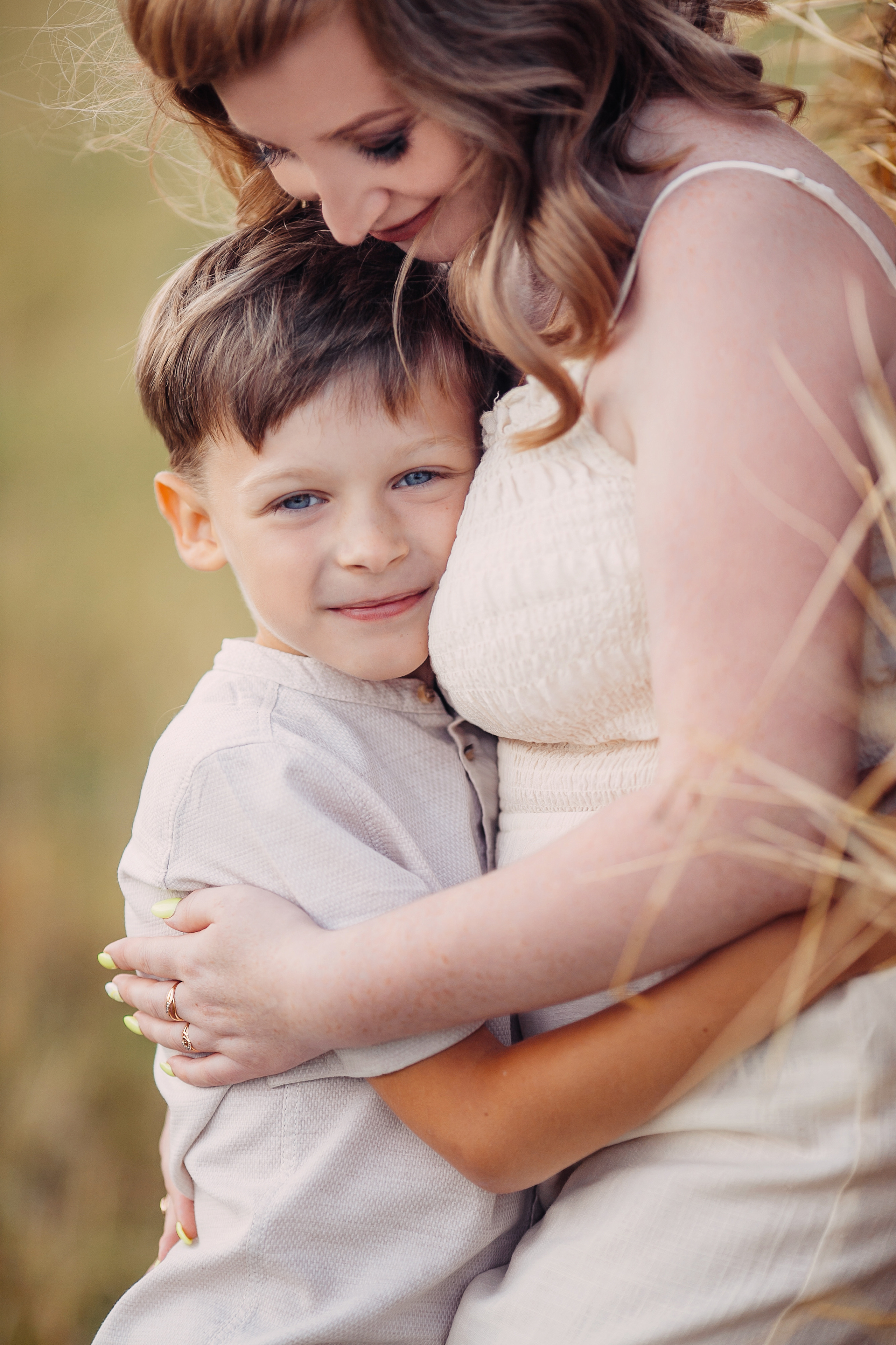 Юлия И Ваня. Псковские красоты, стога). Семейный и детский фотограф в Пскове и Санкт-Петербурге Яна Калинина