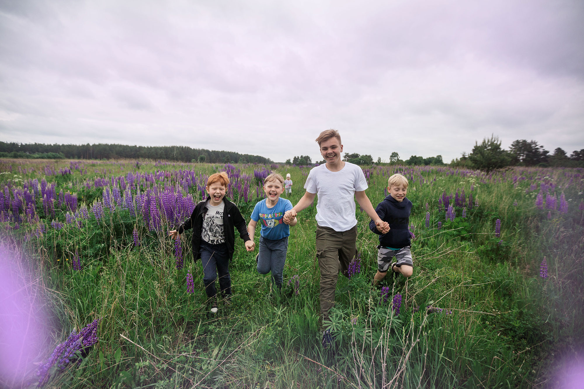 Мальчишки тоже любят цветочки). Семейный и детский фотограф в Пскове и Санкт-Петербурге Яна Калинина
